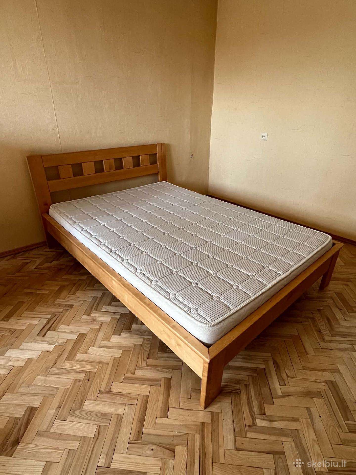 Medinė lova