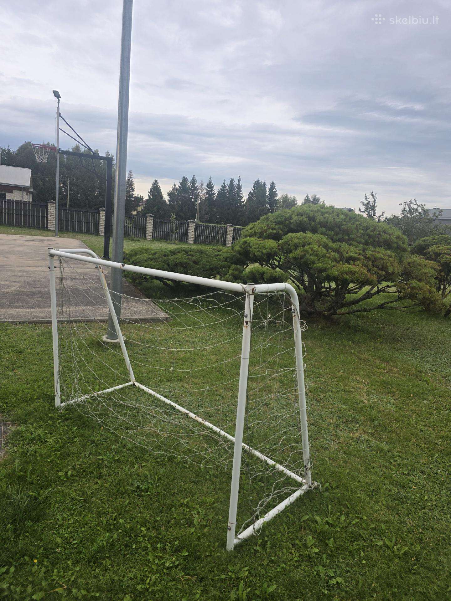 Dovanoju futbolo vartus maždaug 170cm pločio