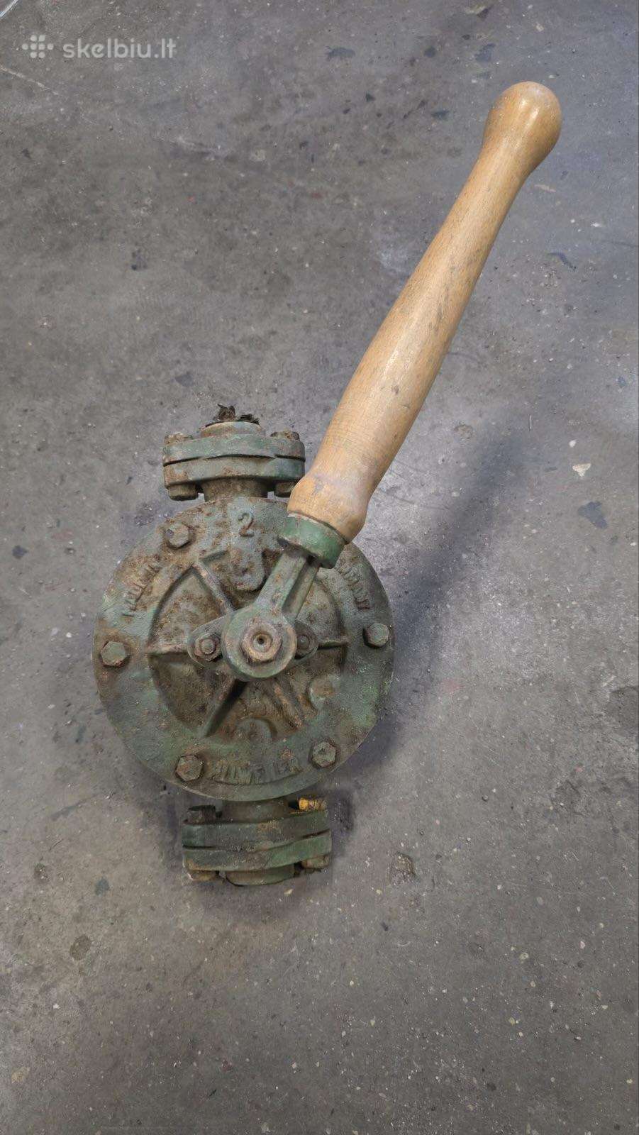 Senovinis rankinis ketaus siurblys / pompa
