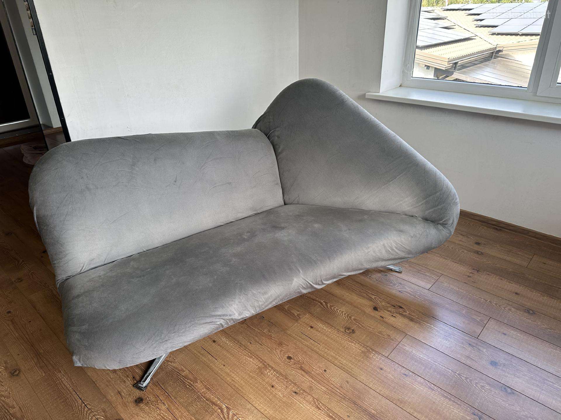 Sofa-lova su skirtingai reguliuojamais atlošais