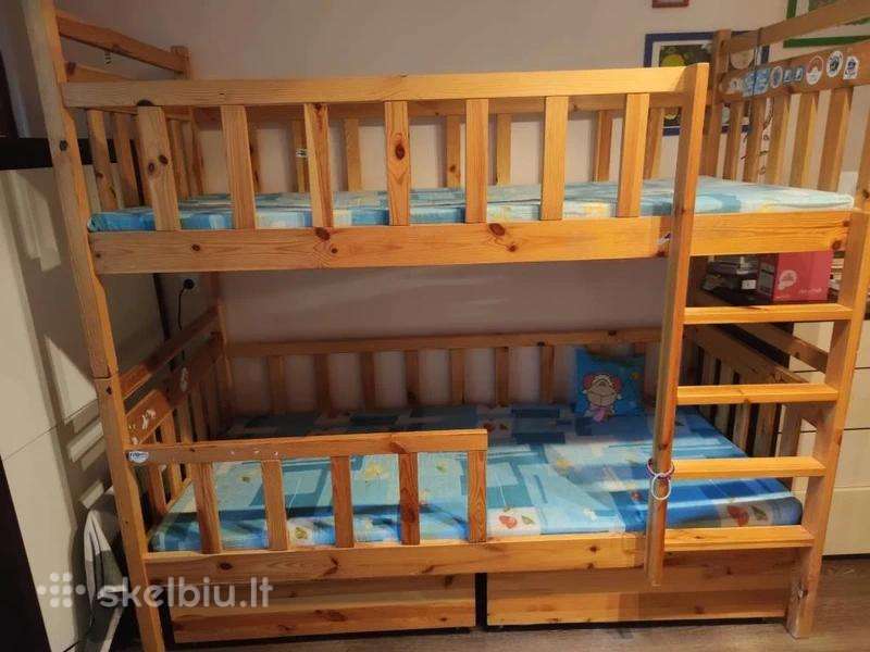 Dviaukštė medilė lova su 2 čiužiniais ir stalčiais