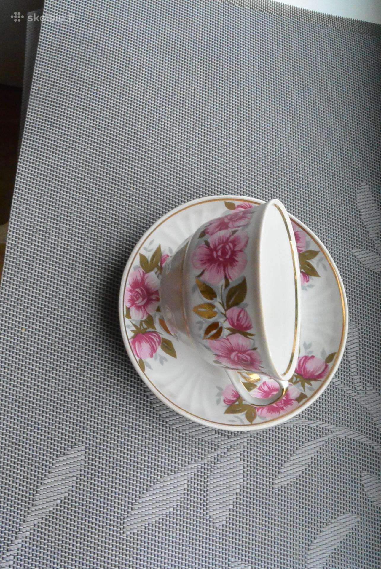 Puodukai su lėkštutėmis; arbatinuku ir kt. TSRS