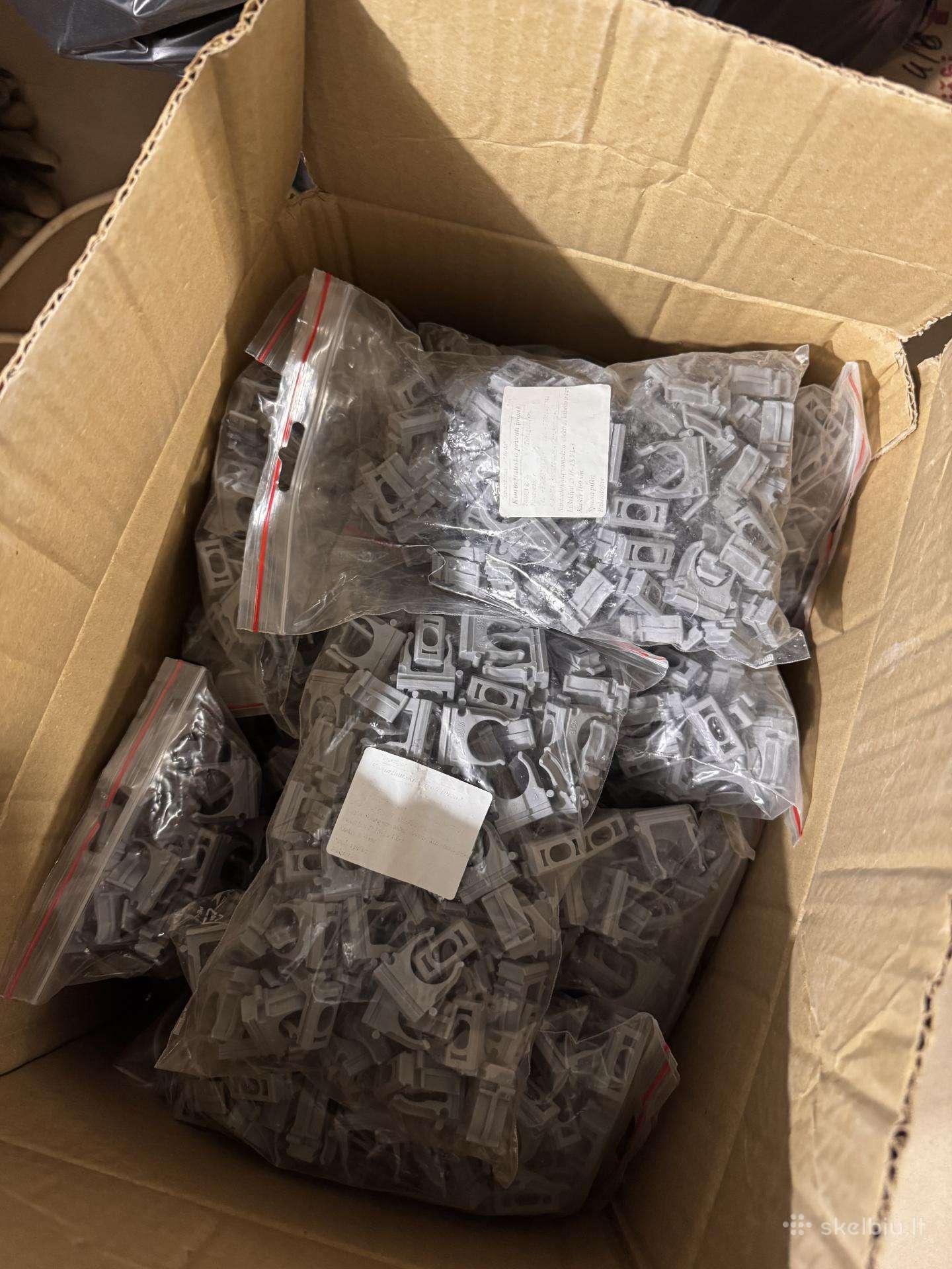 Plastikiniai vamzdžių laikikliai