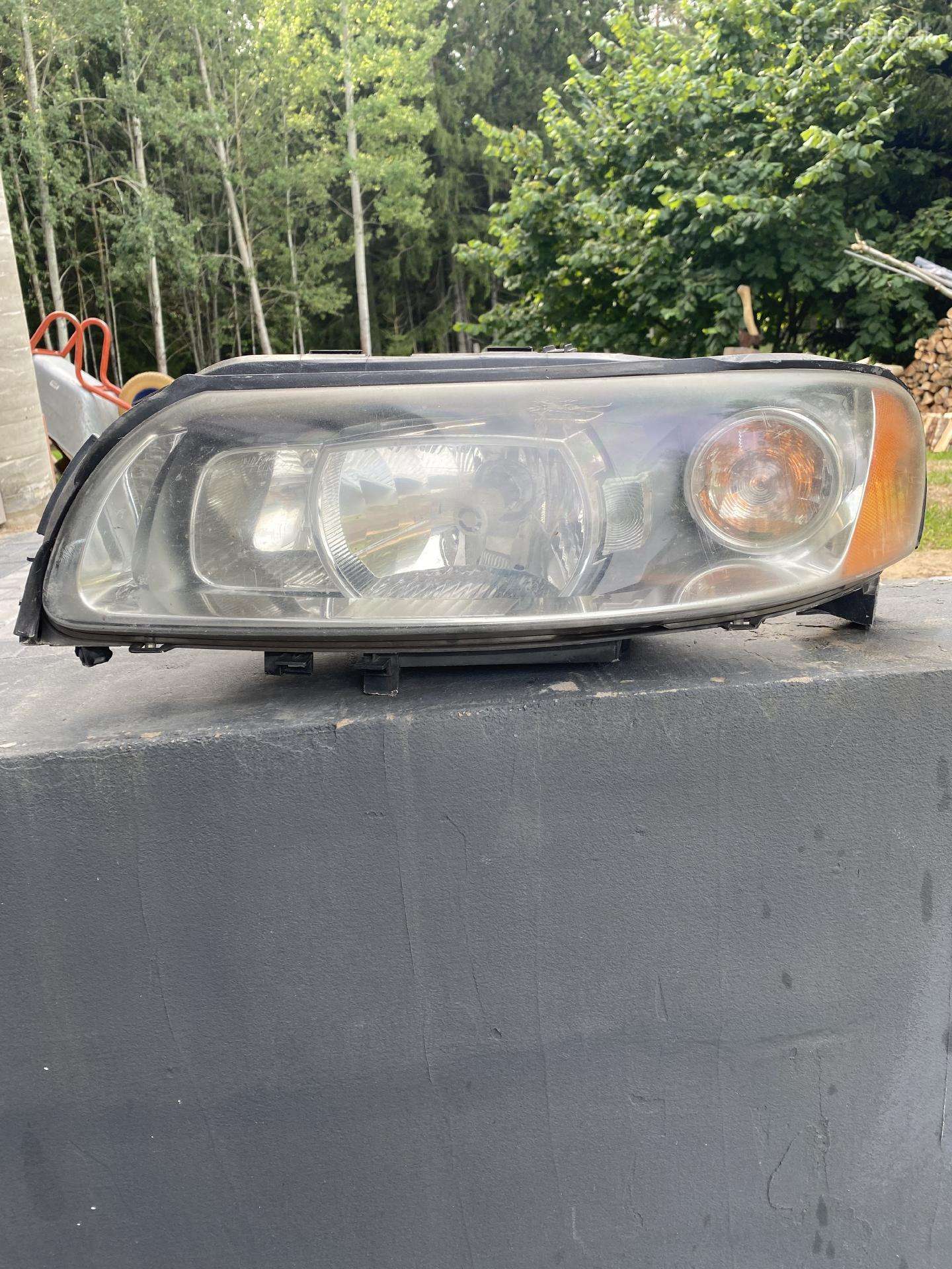 Volvo V70 priekine xenon lempa