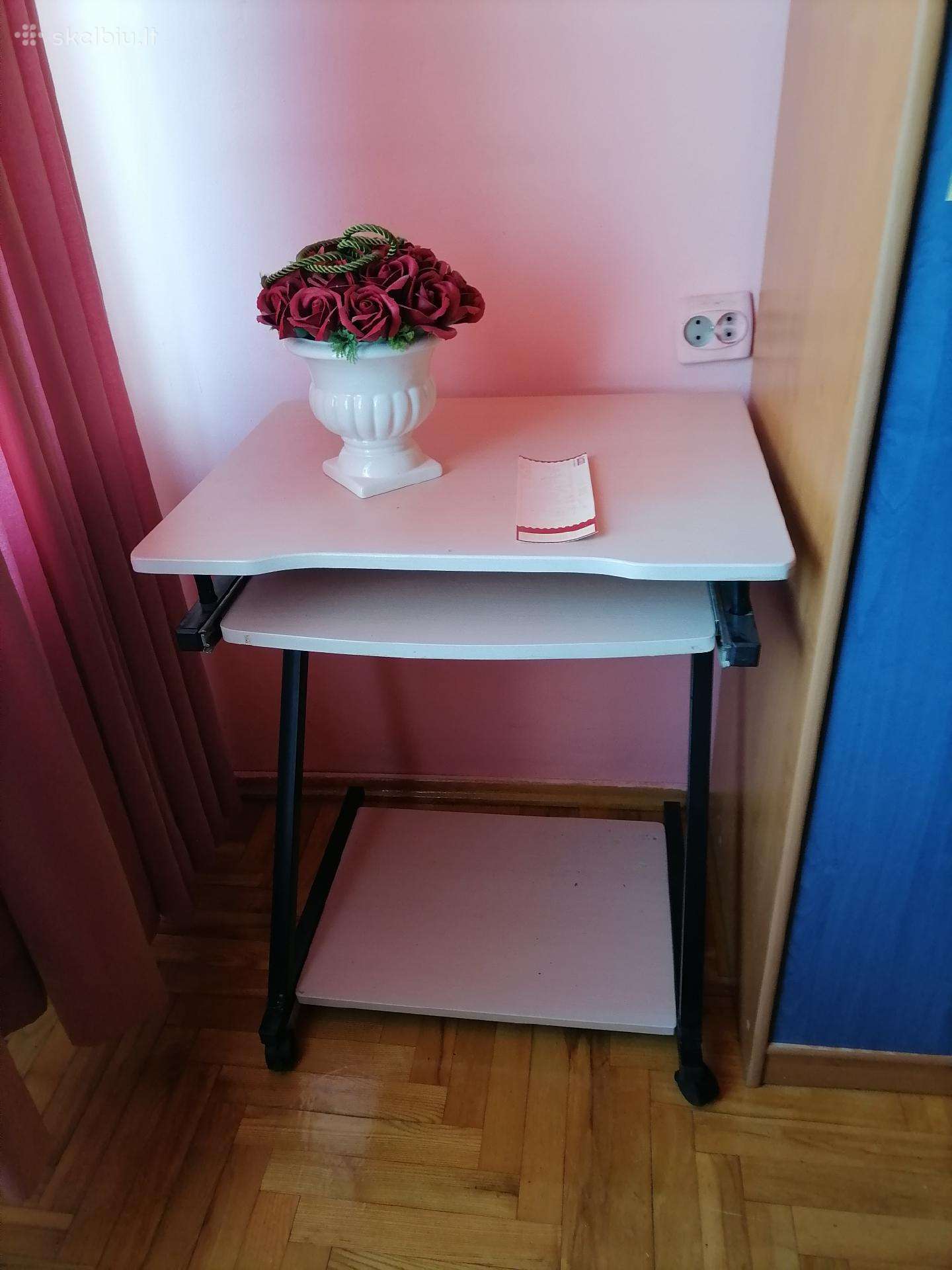 Dovanojami mokykliniai baldai