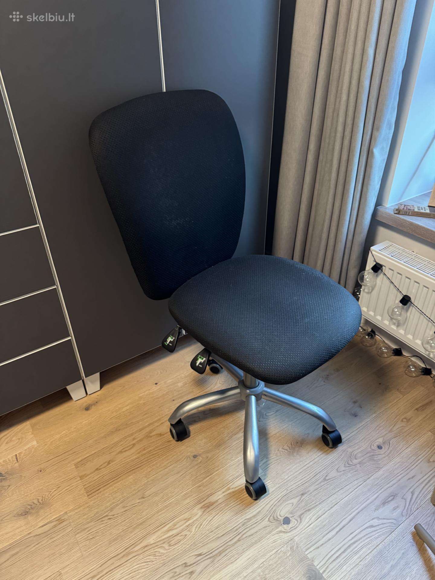 Reguliuojamo aukščio rašomojo stalo kėdė