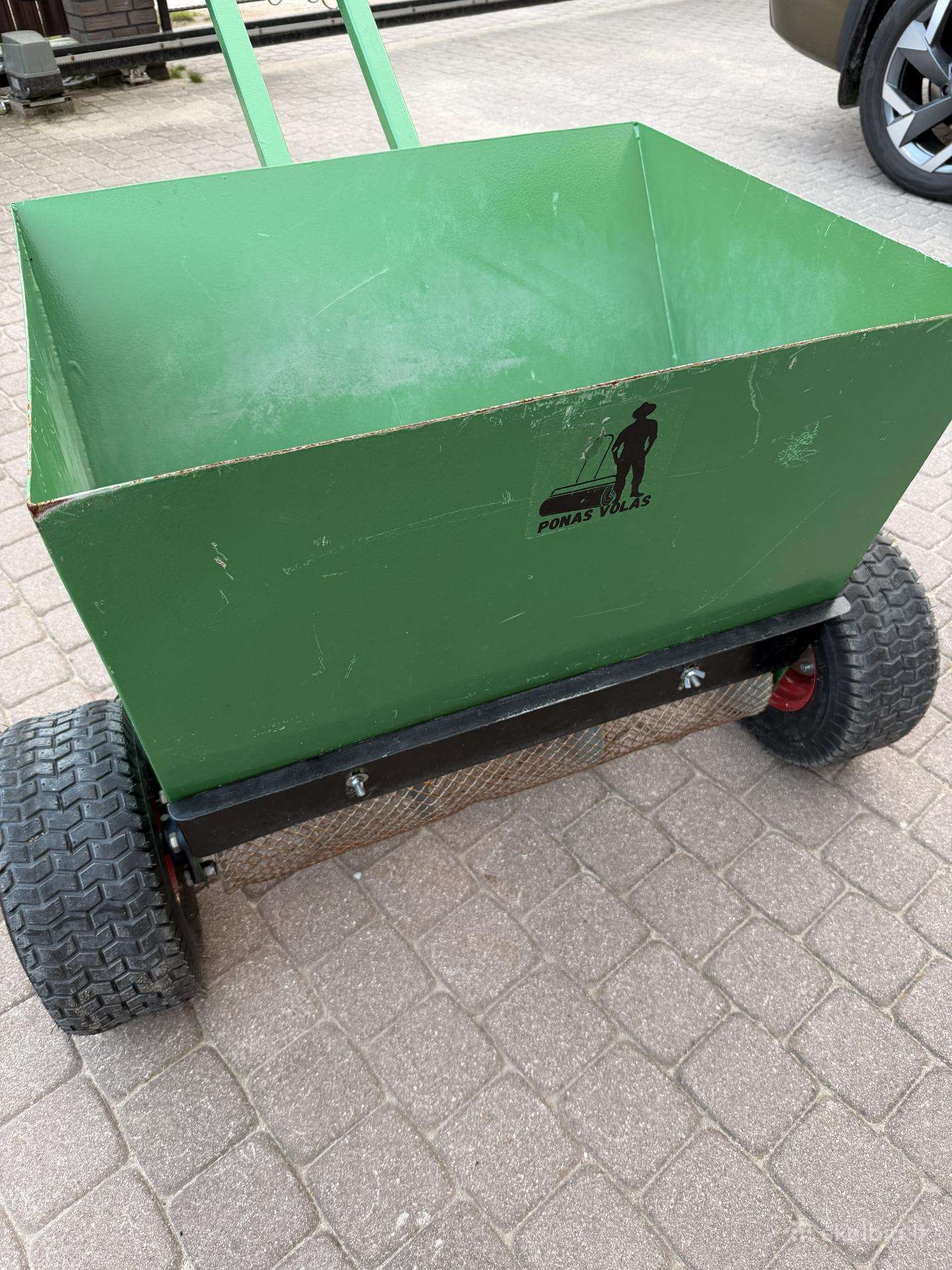 Rankinis smėlio ir durpių barstytuvas vejai