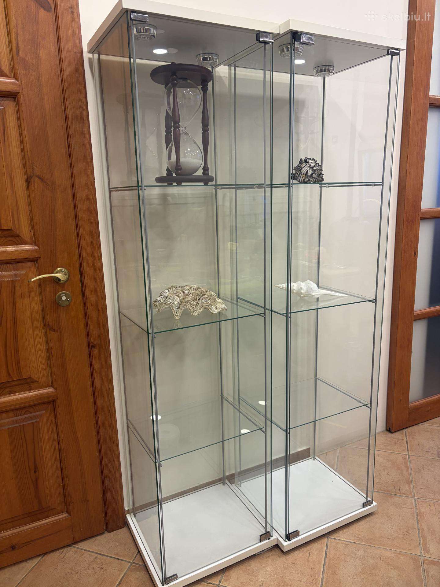 Parduodama stiklinė vitrina