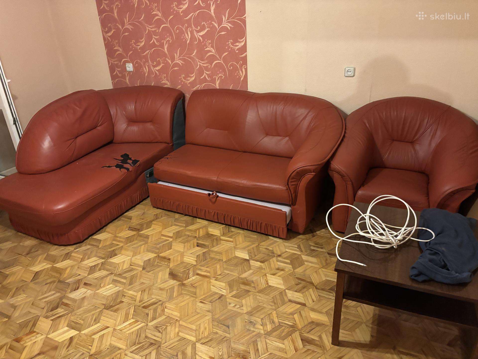 Atiduodama sofa su miegama dalimi ir fotelis