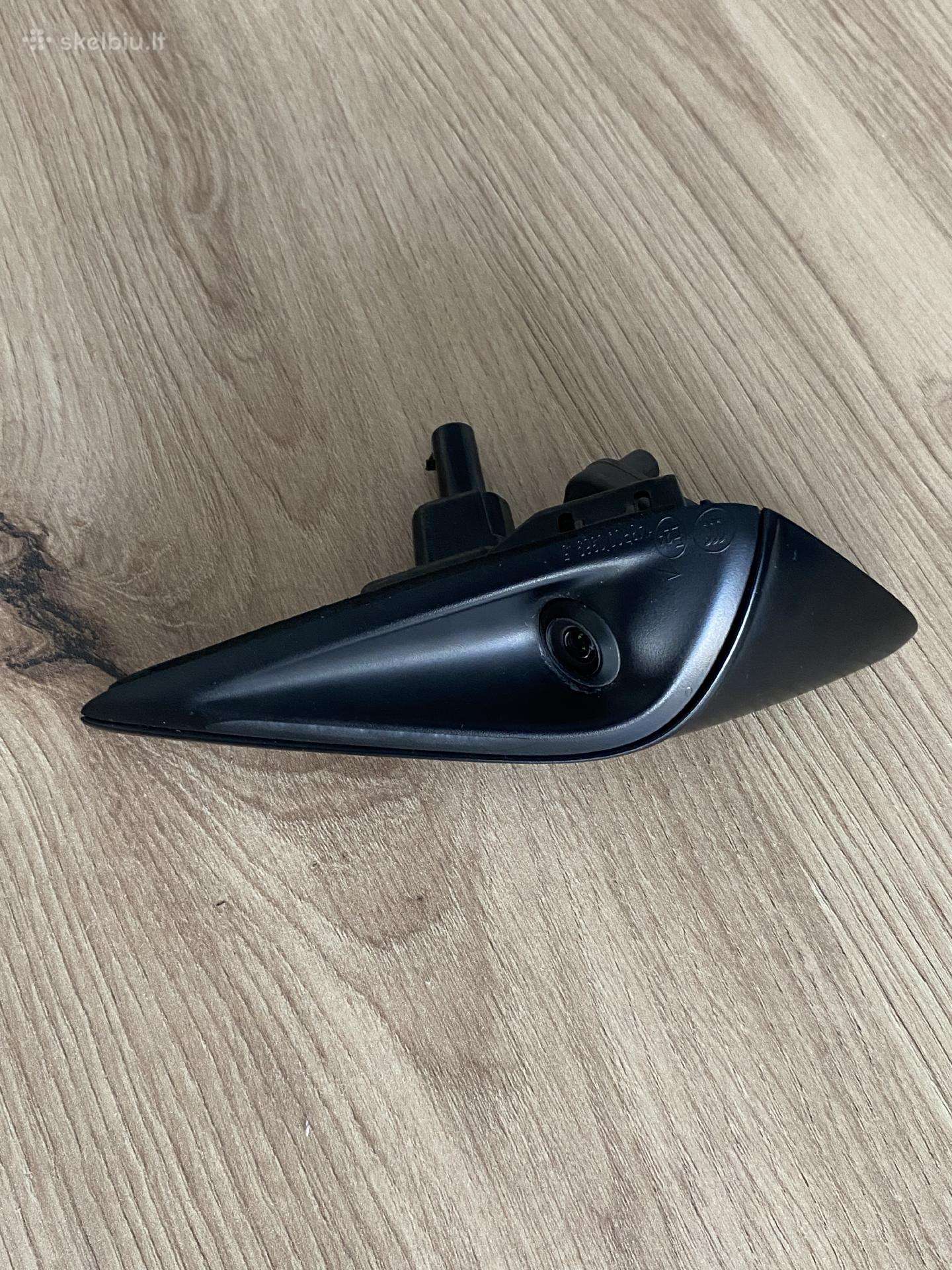 Tesla posukis kamera kaires puses