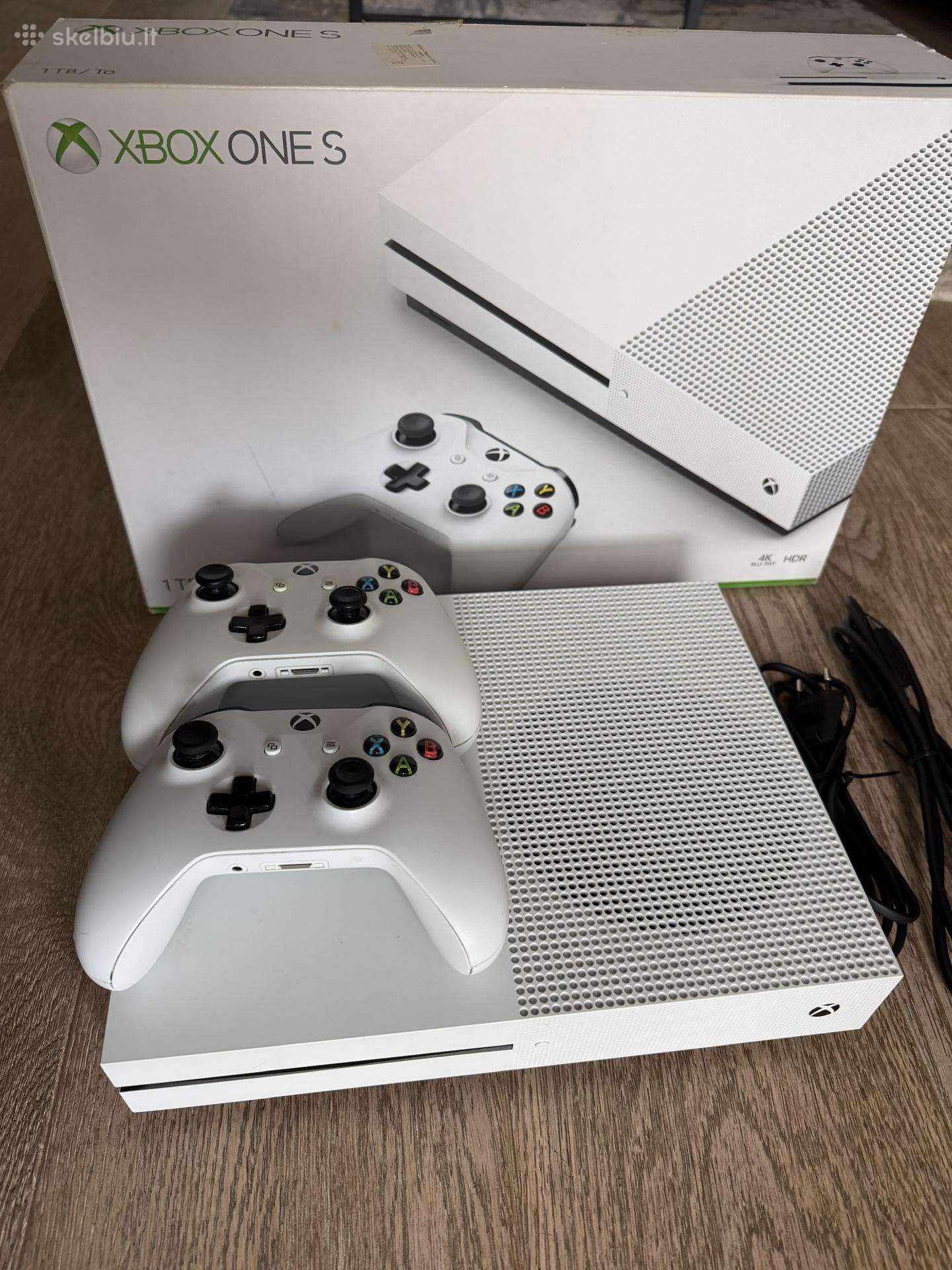 Xbox One S 1tb - puikios būklės, 2 pulteliai