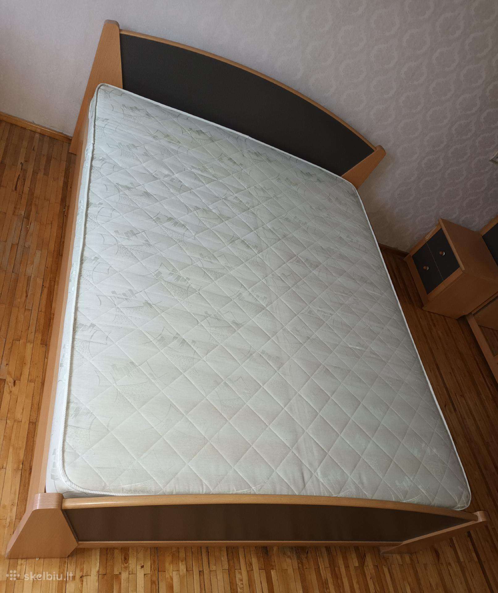 Miegamojo lova su patalynės dėžėm