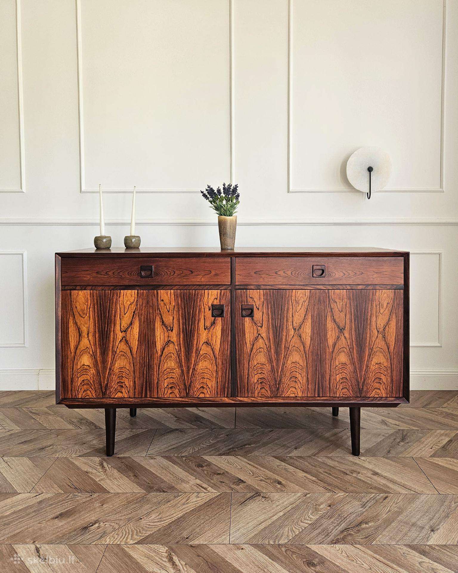 Restauruota Mid-century dizainerio spintelė