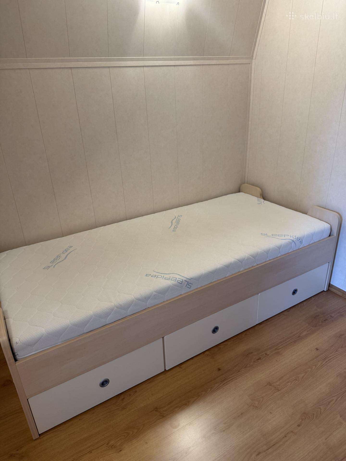 Lova su stalčiais