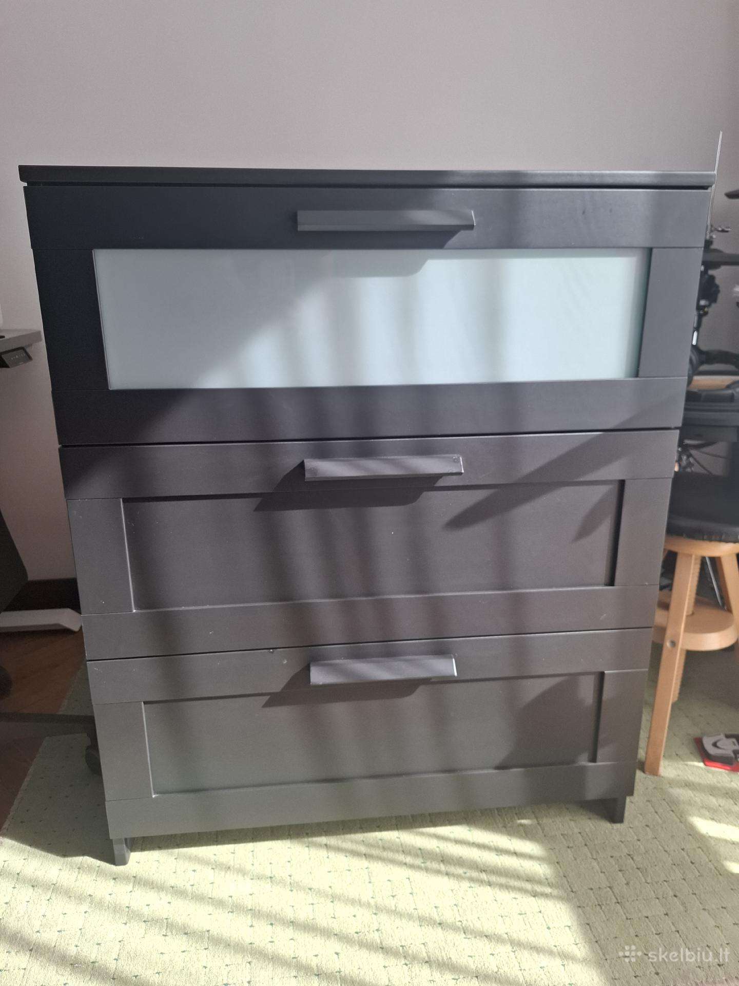 Parduodama juoda Ikea komoda