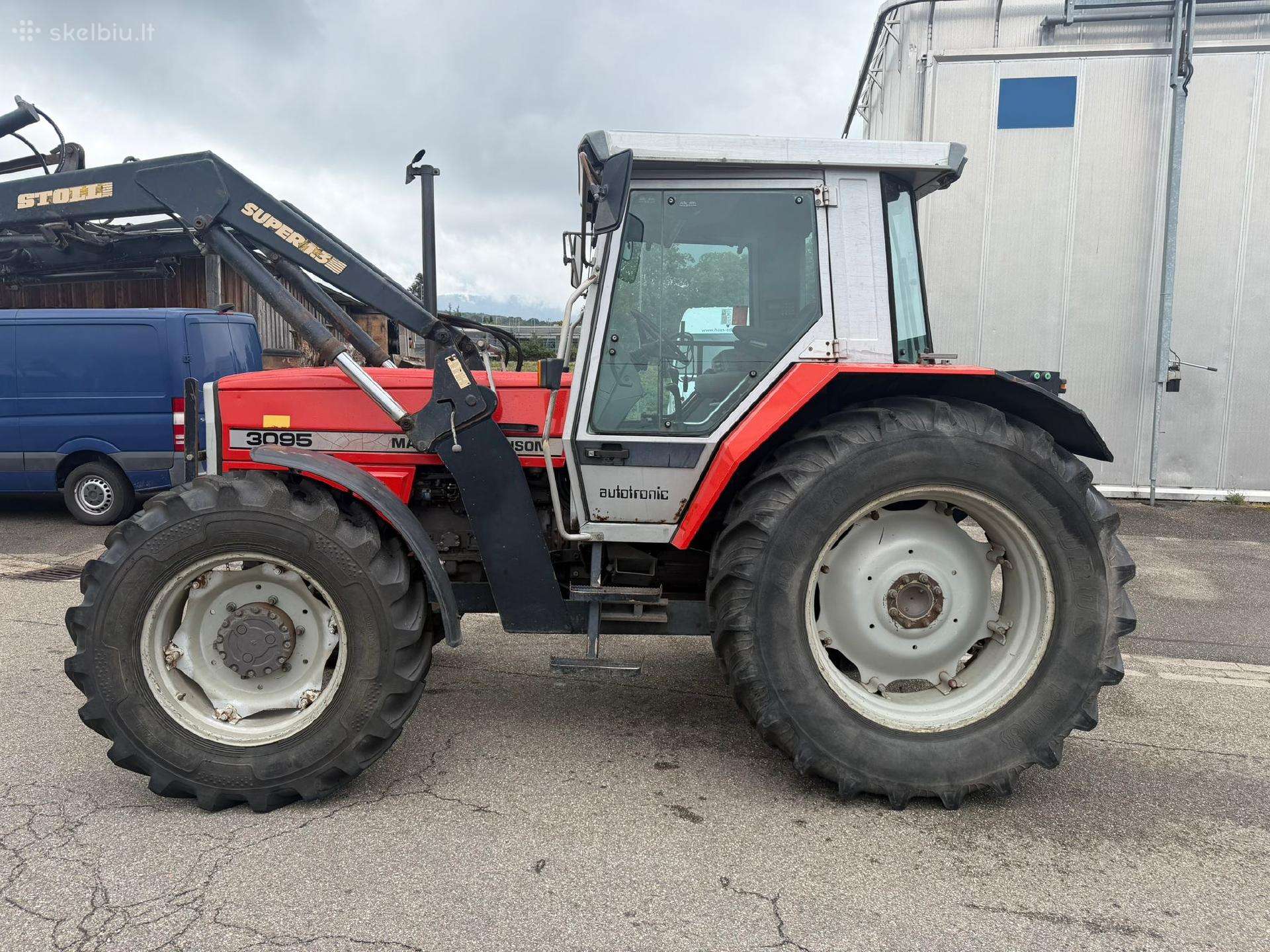 Massey Ferguson 3095 su frontaliniu krautuvu
