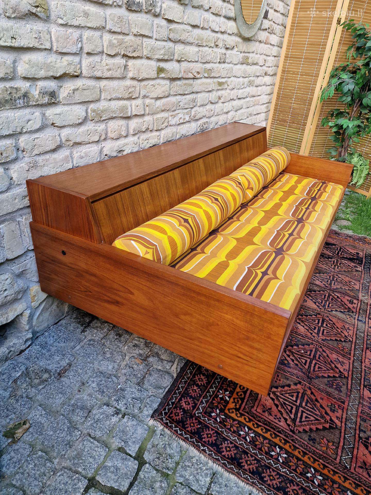 Vintažinė mid century tikmedžio sofa/lova