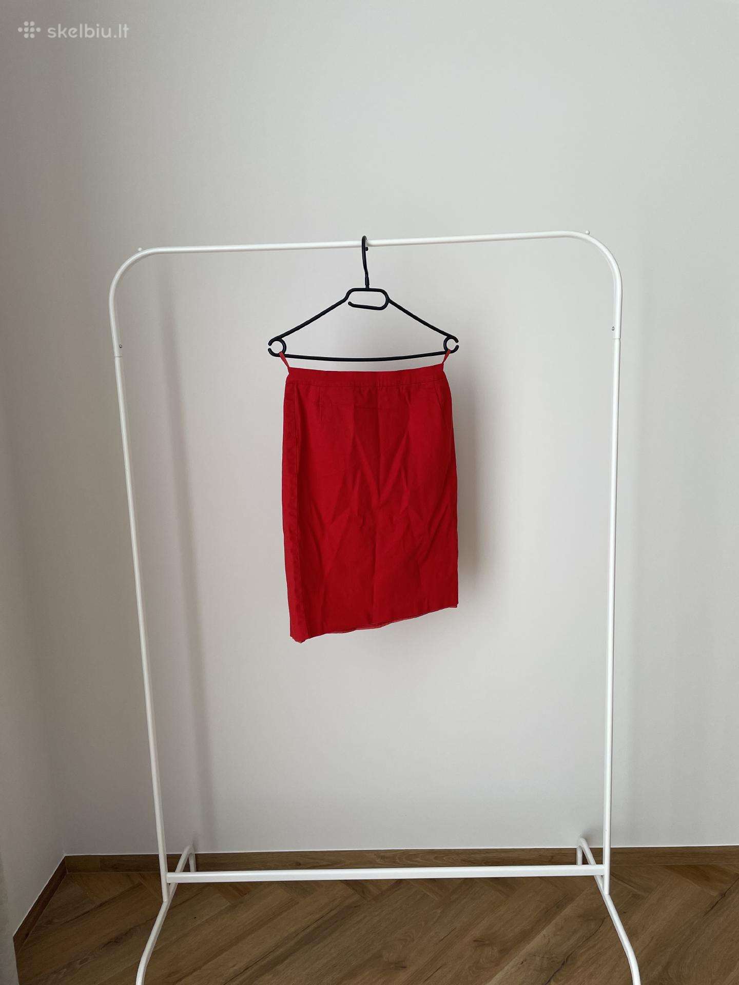 Ryškiai raudonas klasikinis sijonas
