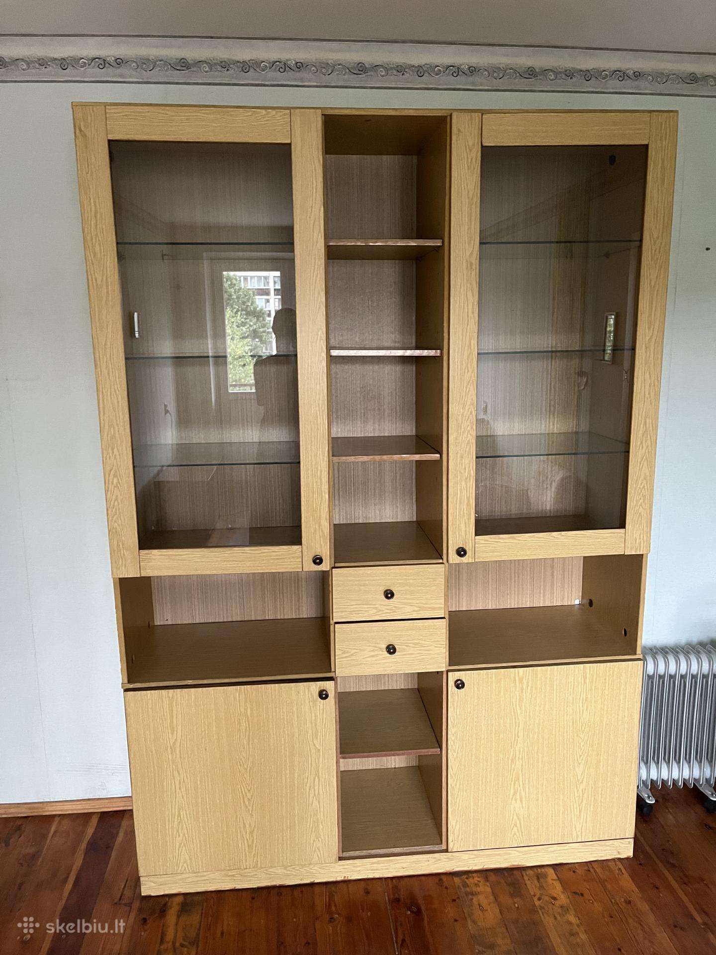 Atiduodami visi buto baldai