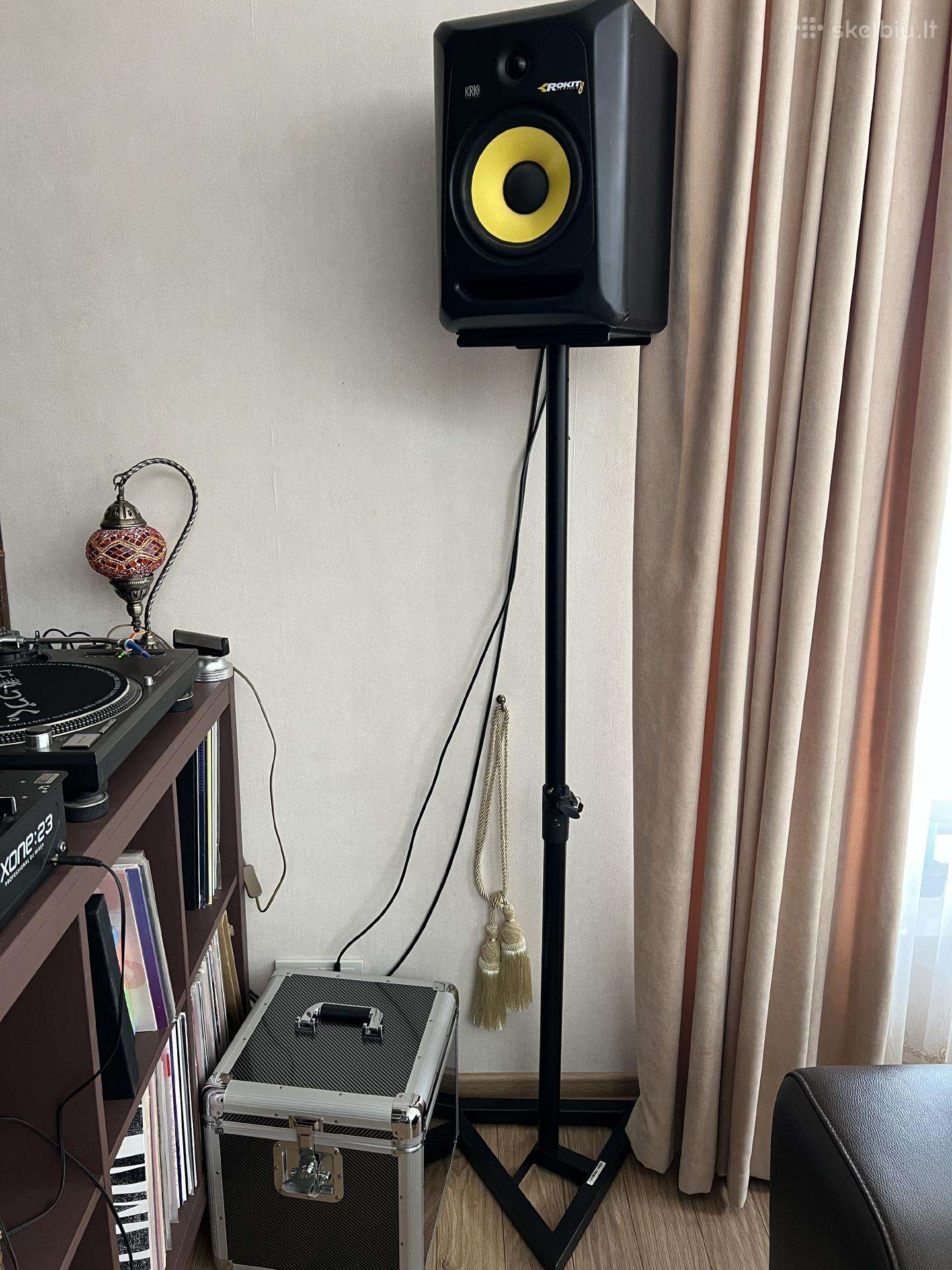 Krk Rokit 8 kolonėlės monitoriai su stovais