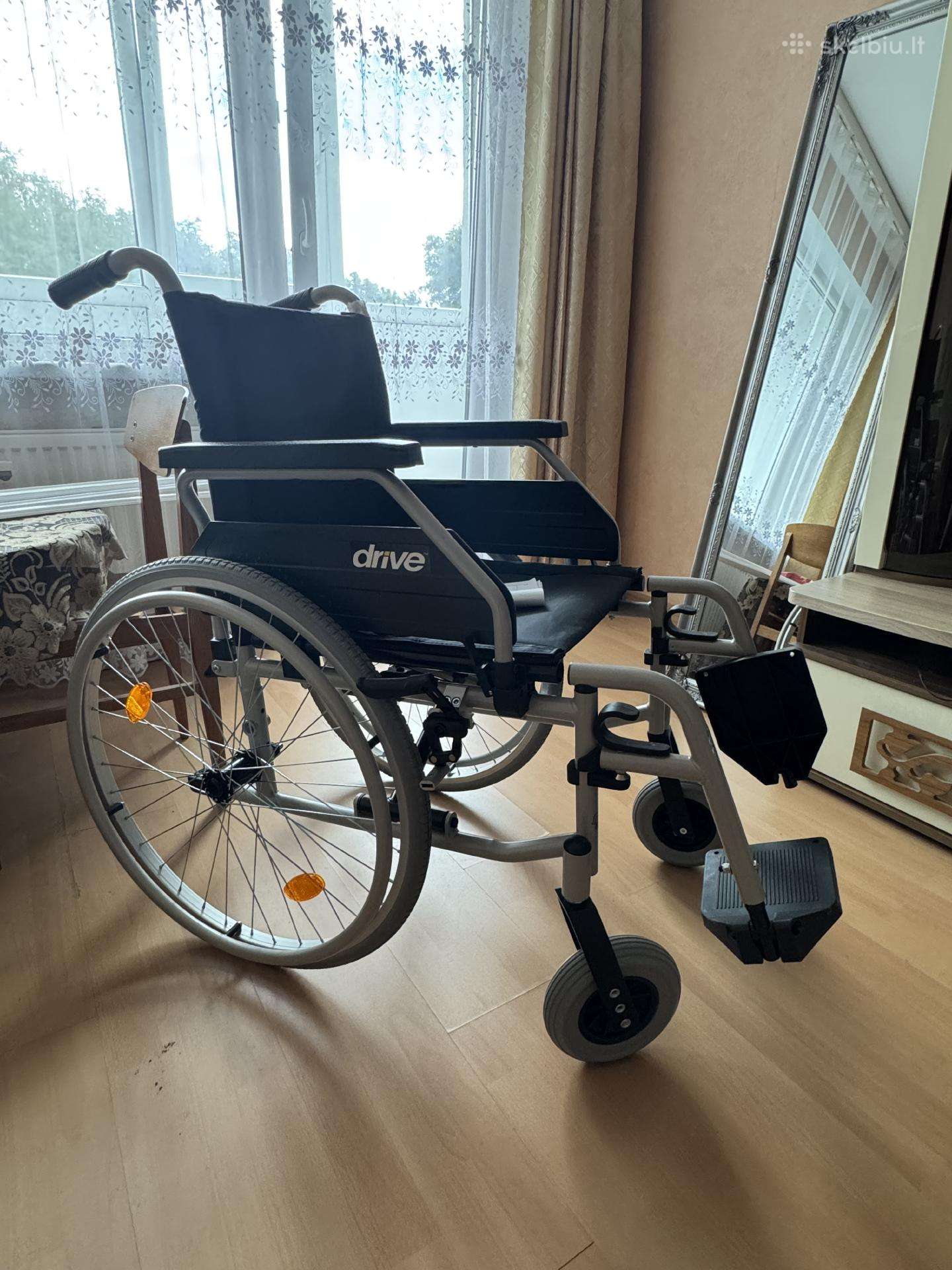Neįgaliojo vežimėlis Drive 42 cm.