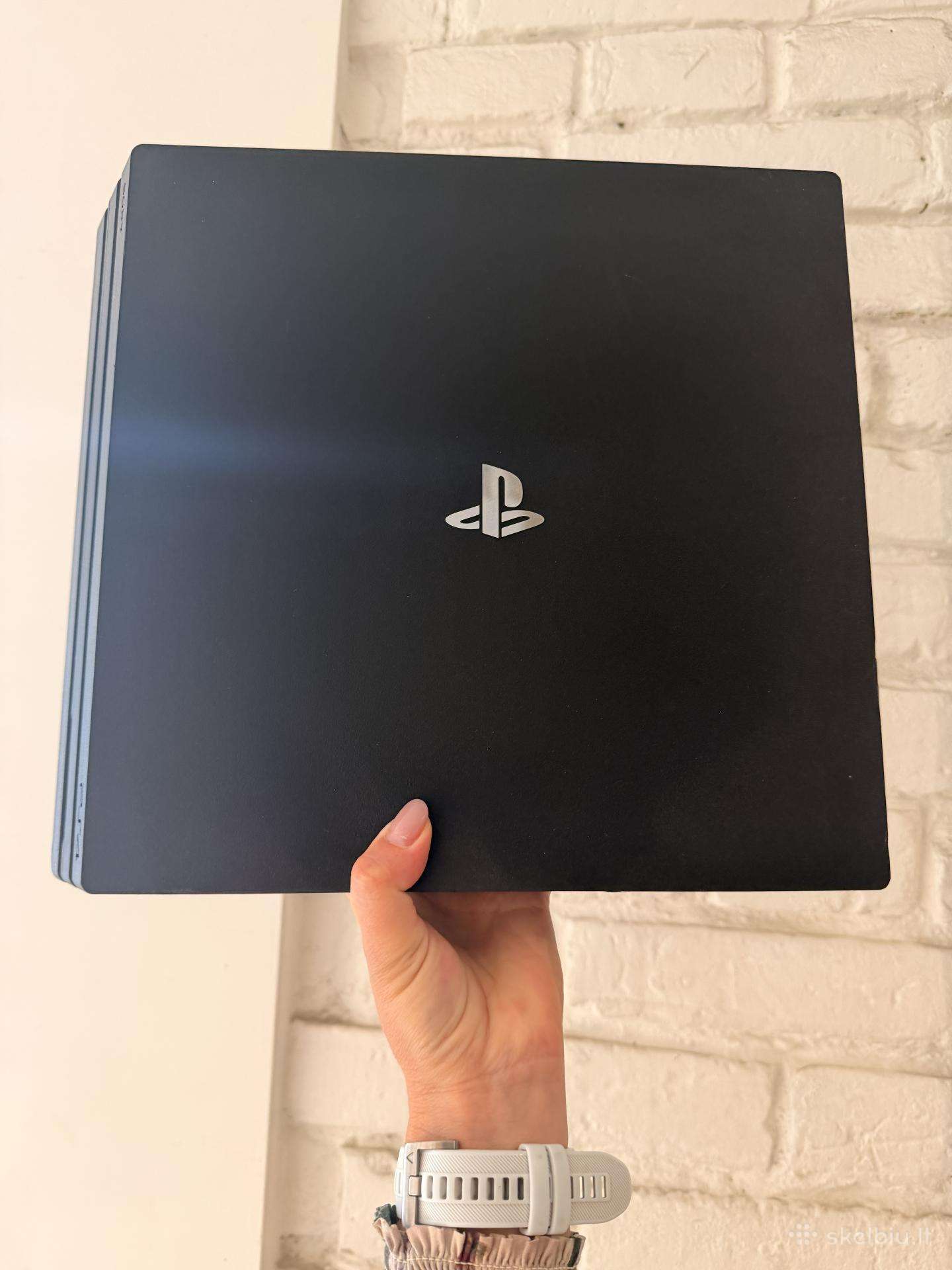 Sony Ps4 Pro su dviem pulteliais