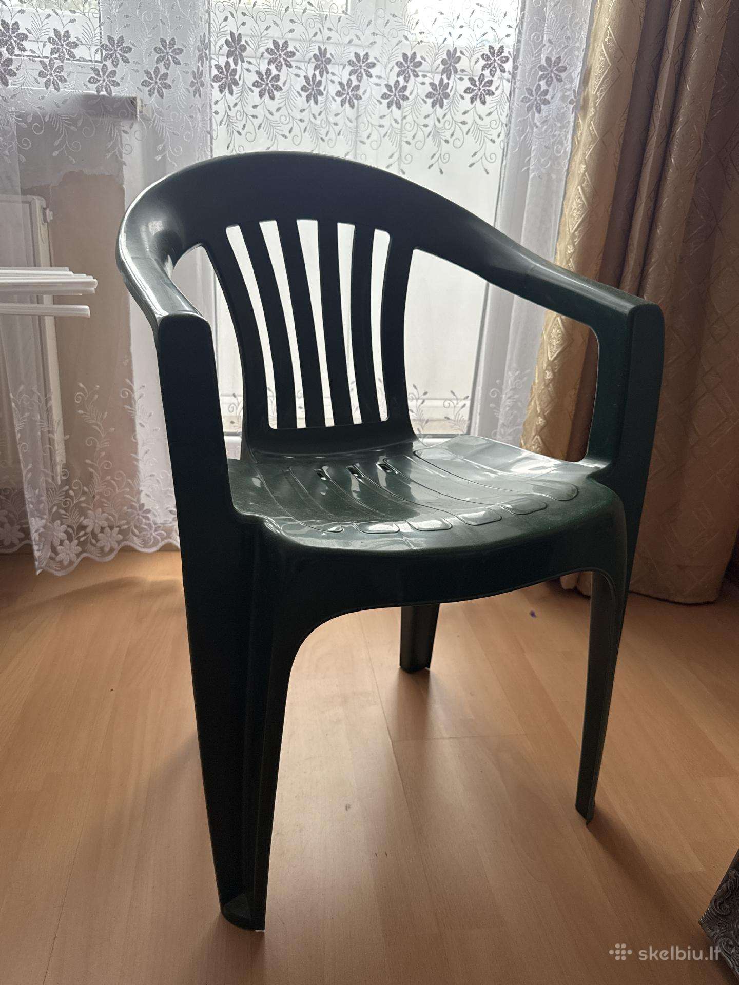 Atiduodu plastikinę kėdę.