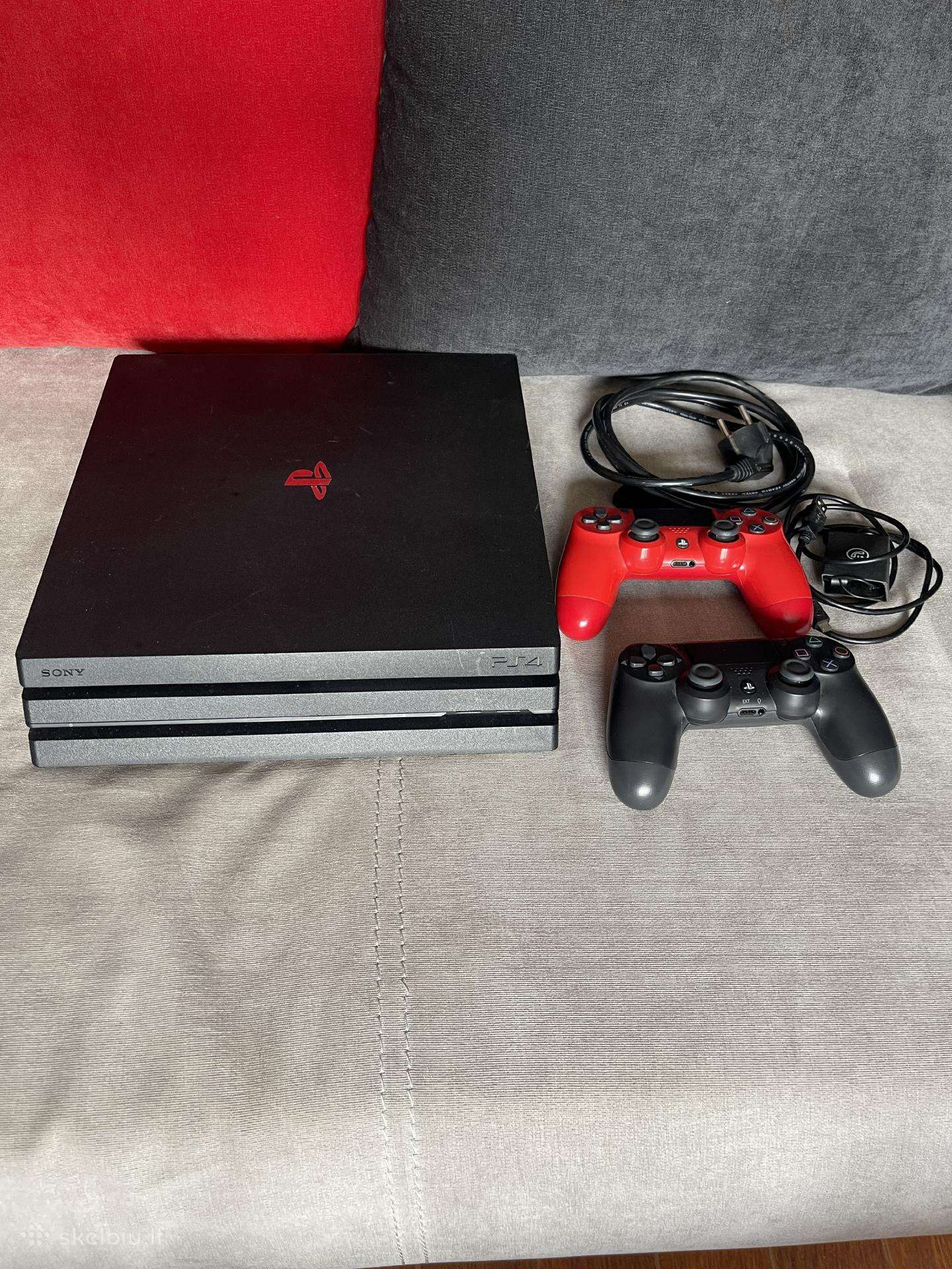 Sony Playstation 4 su 2 pultais.