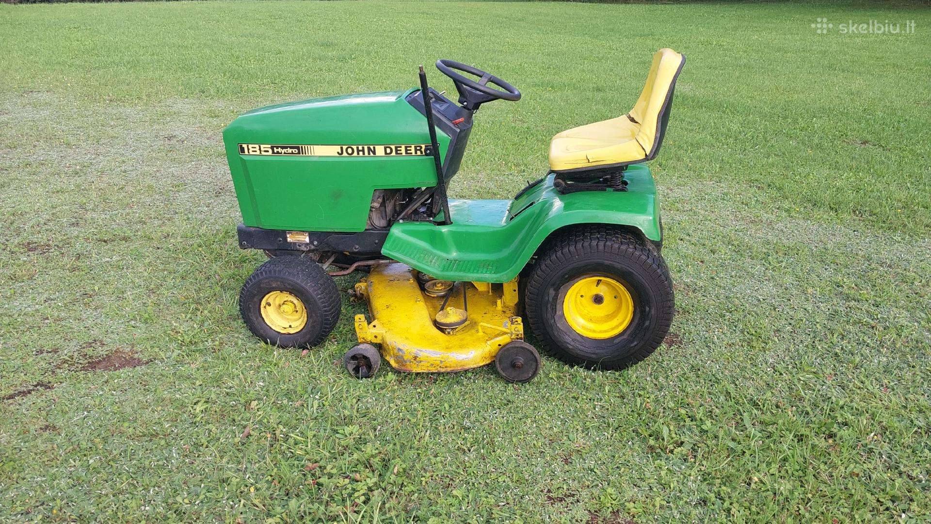 Sodo traktoriukas John Deere.