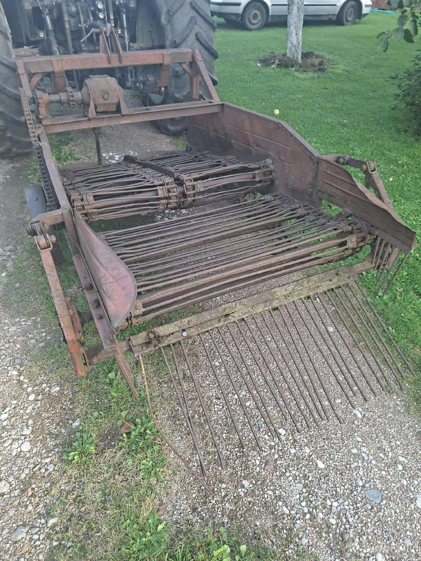 Bulvių kasamoji pakabinama