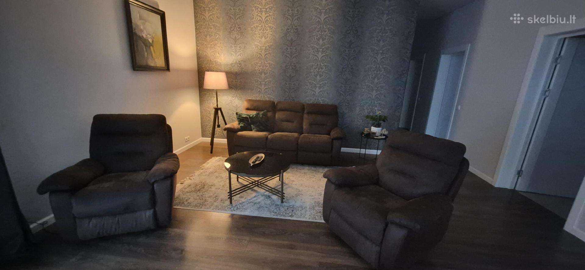 Parduodama trivietė sofa su dviem foteliais
