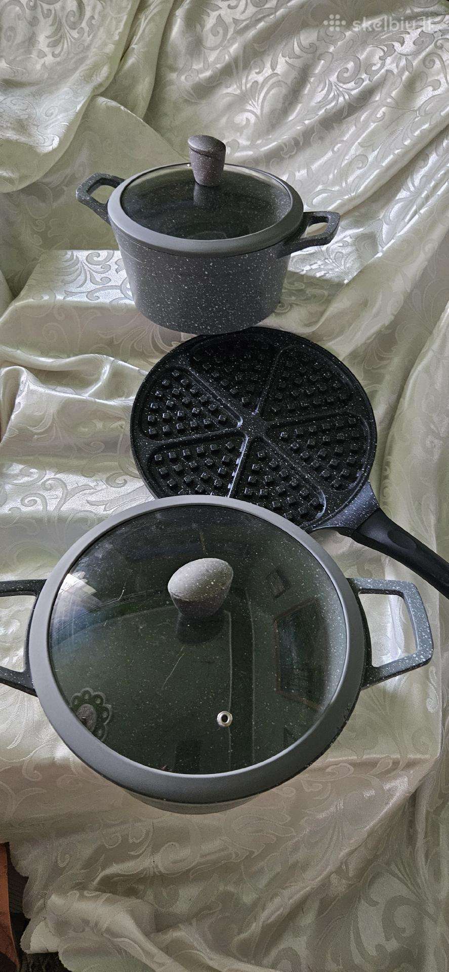 Puodai juodos dangos