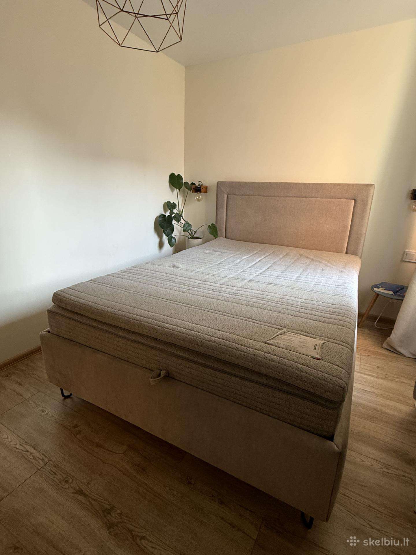 Lonas lovas su dvigubu čiužiniu