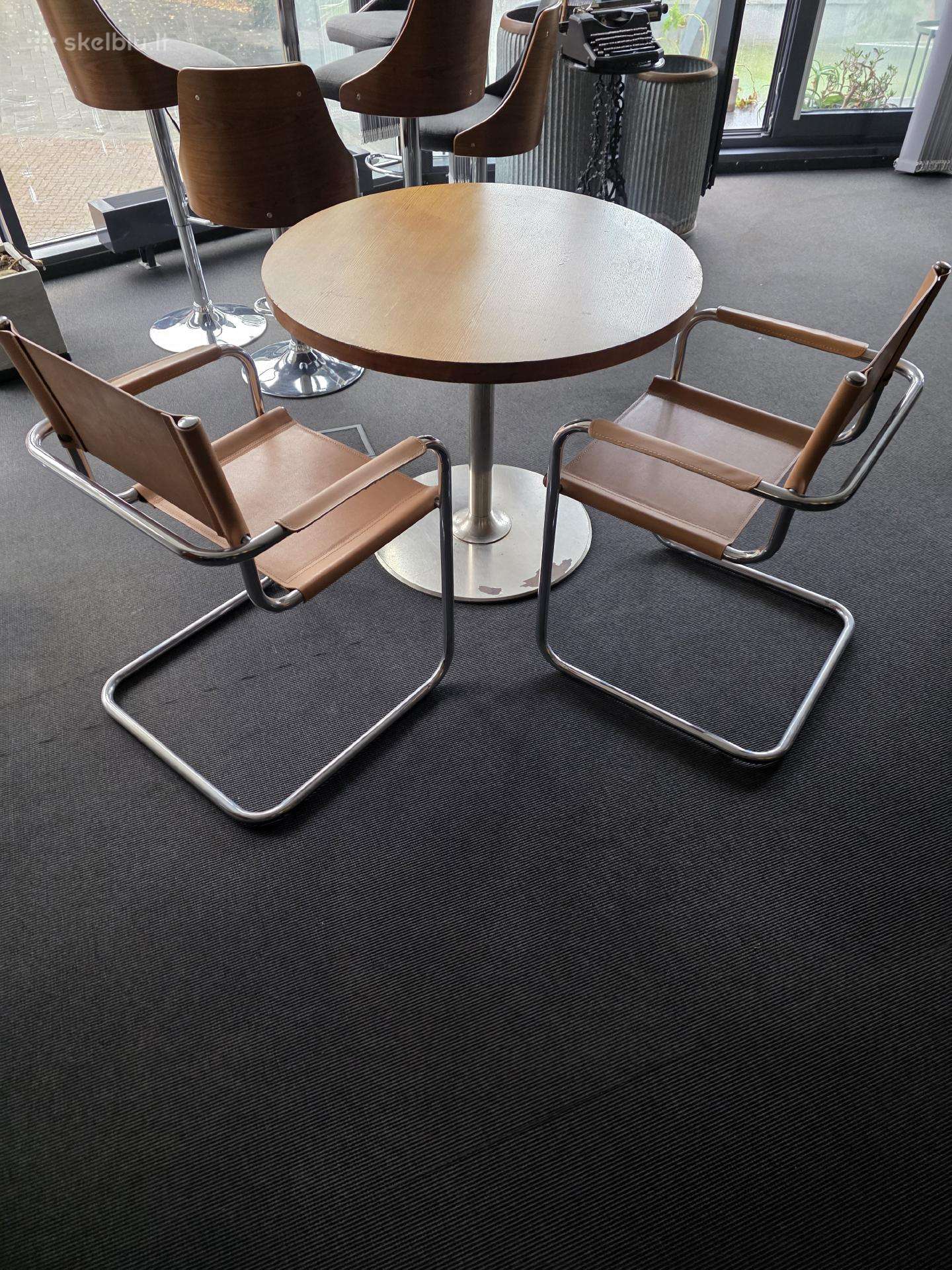 Bauhaus kėdės ir Mid Century stalas