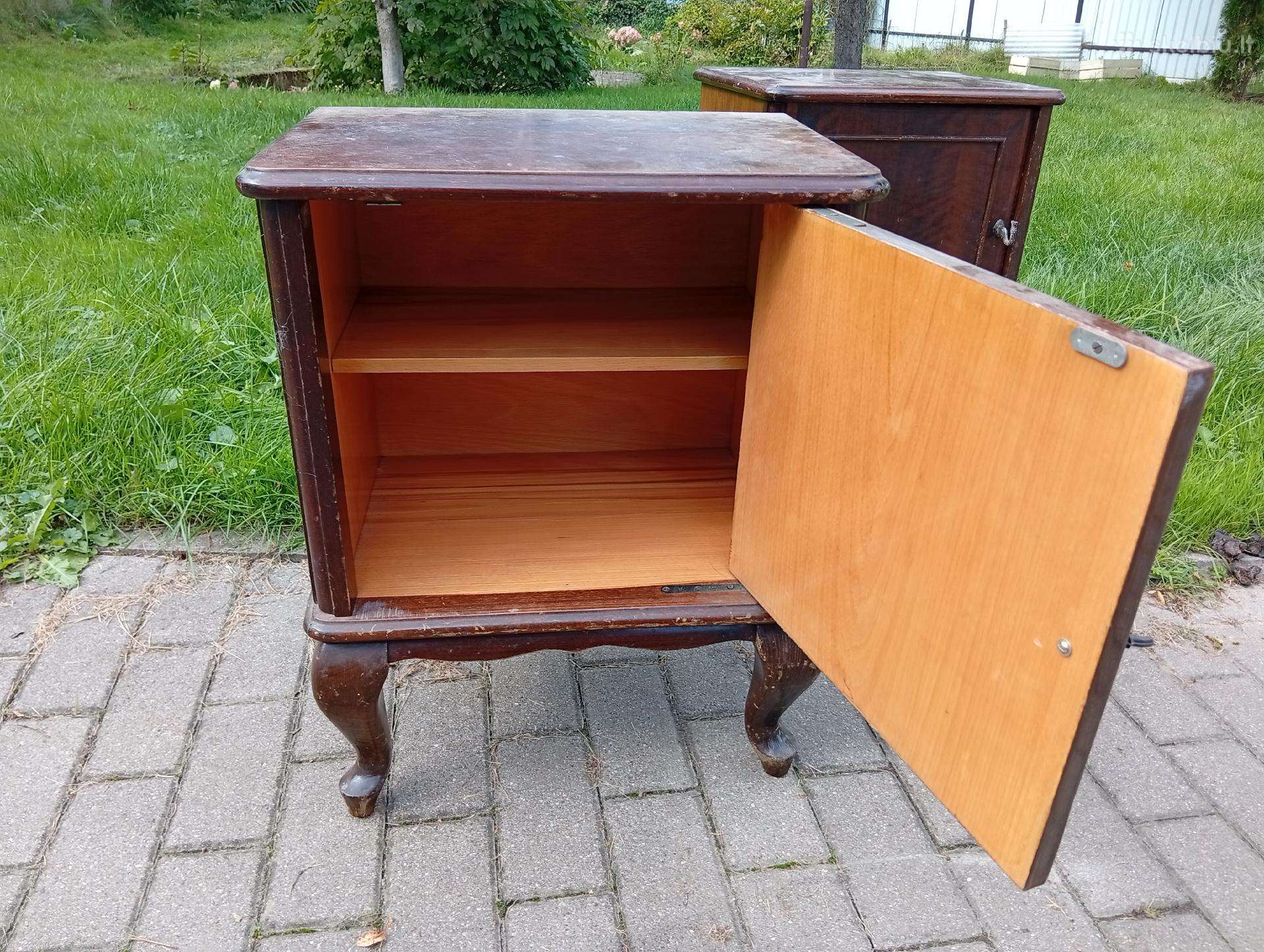 Dviejų retro stiliaus naktiniai staliukai