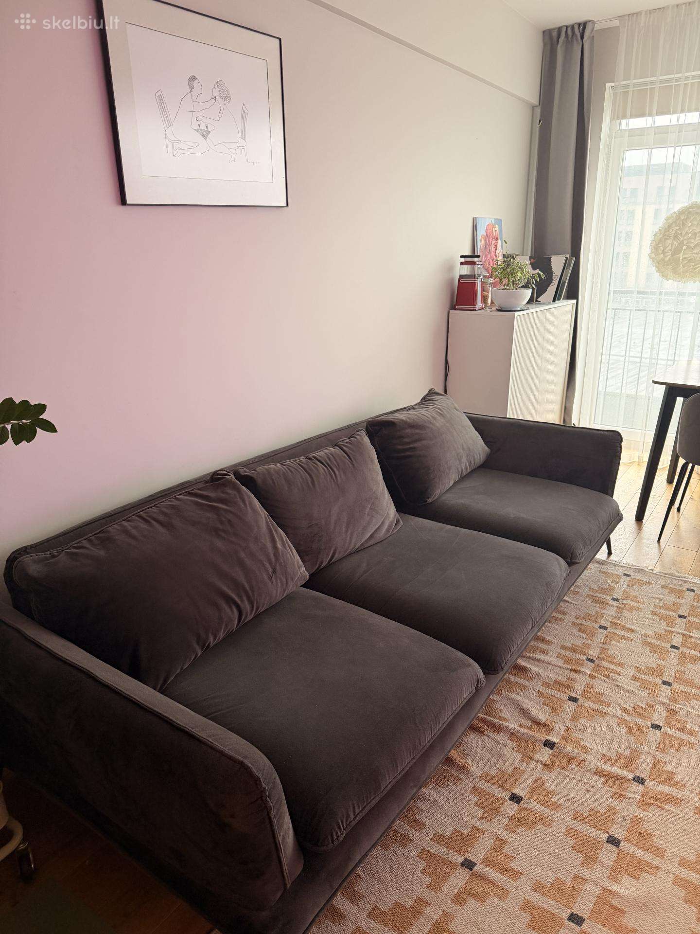 Pilka aksominė sofa