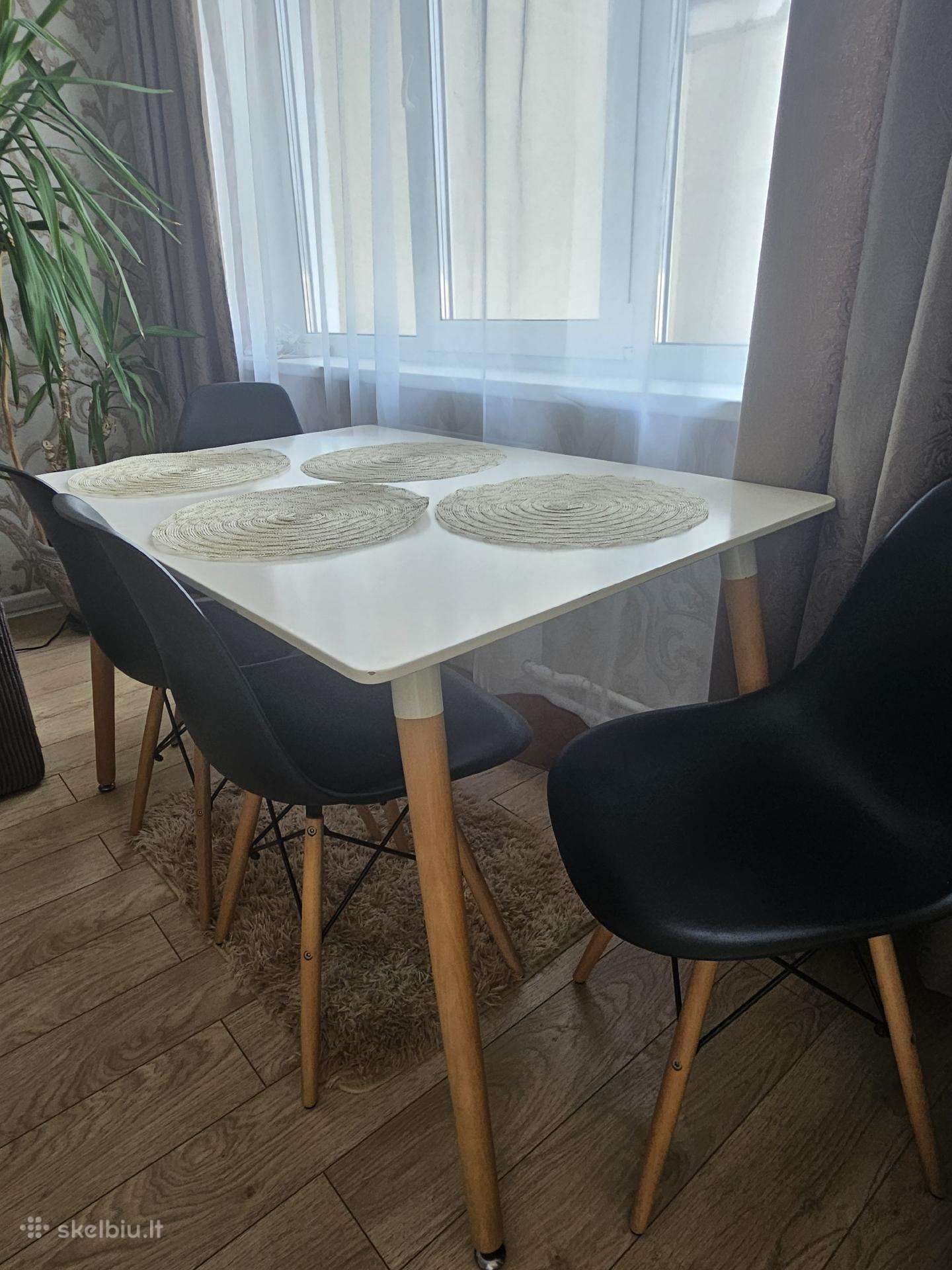 Valgomojo komplektas/stalas ir 4 kėdės