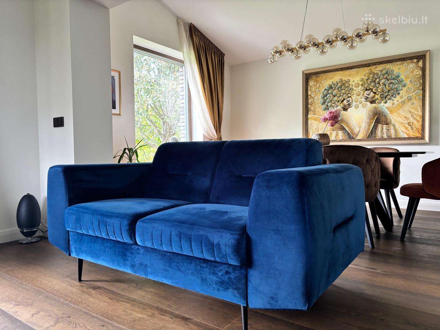 Stilinga veliūrinė tamsiai mėlyna dvivietė sofa