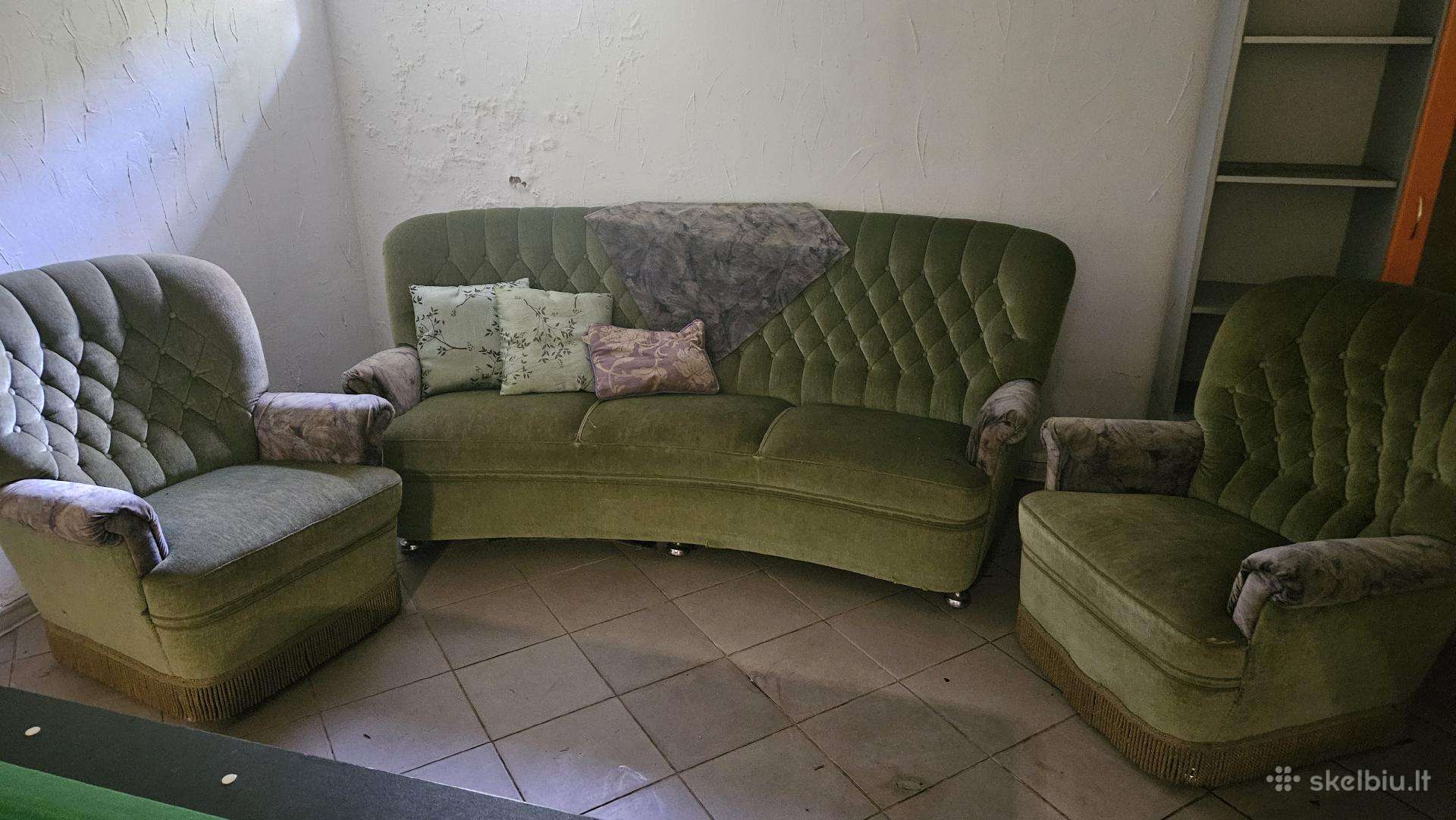 Žalia sofa su dvejais foteliais