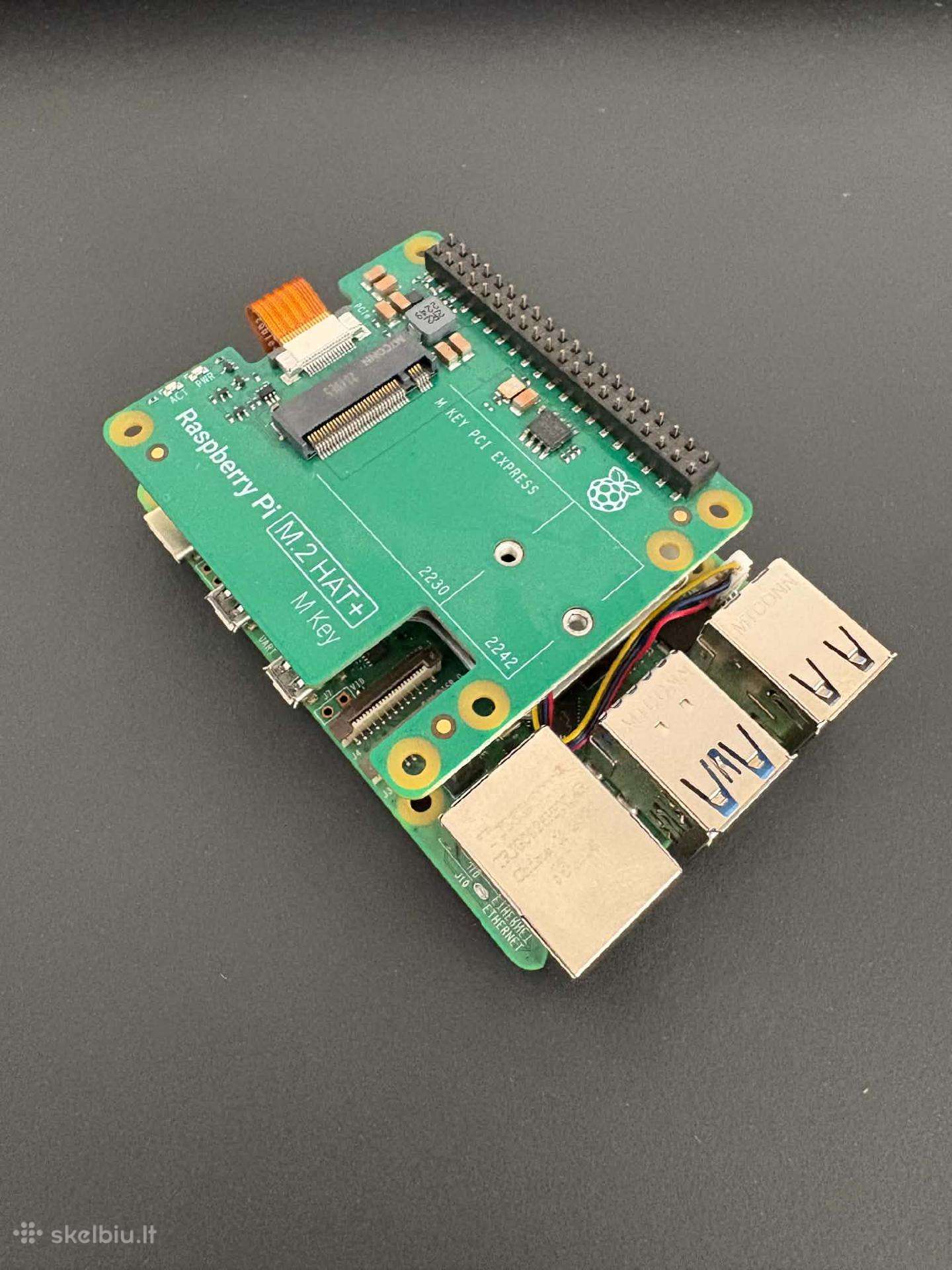 Raspberry Pi 5 (8 GB) su priedais