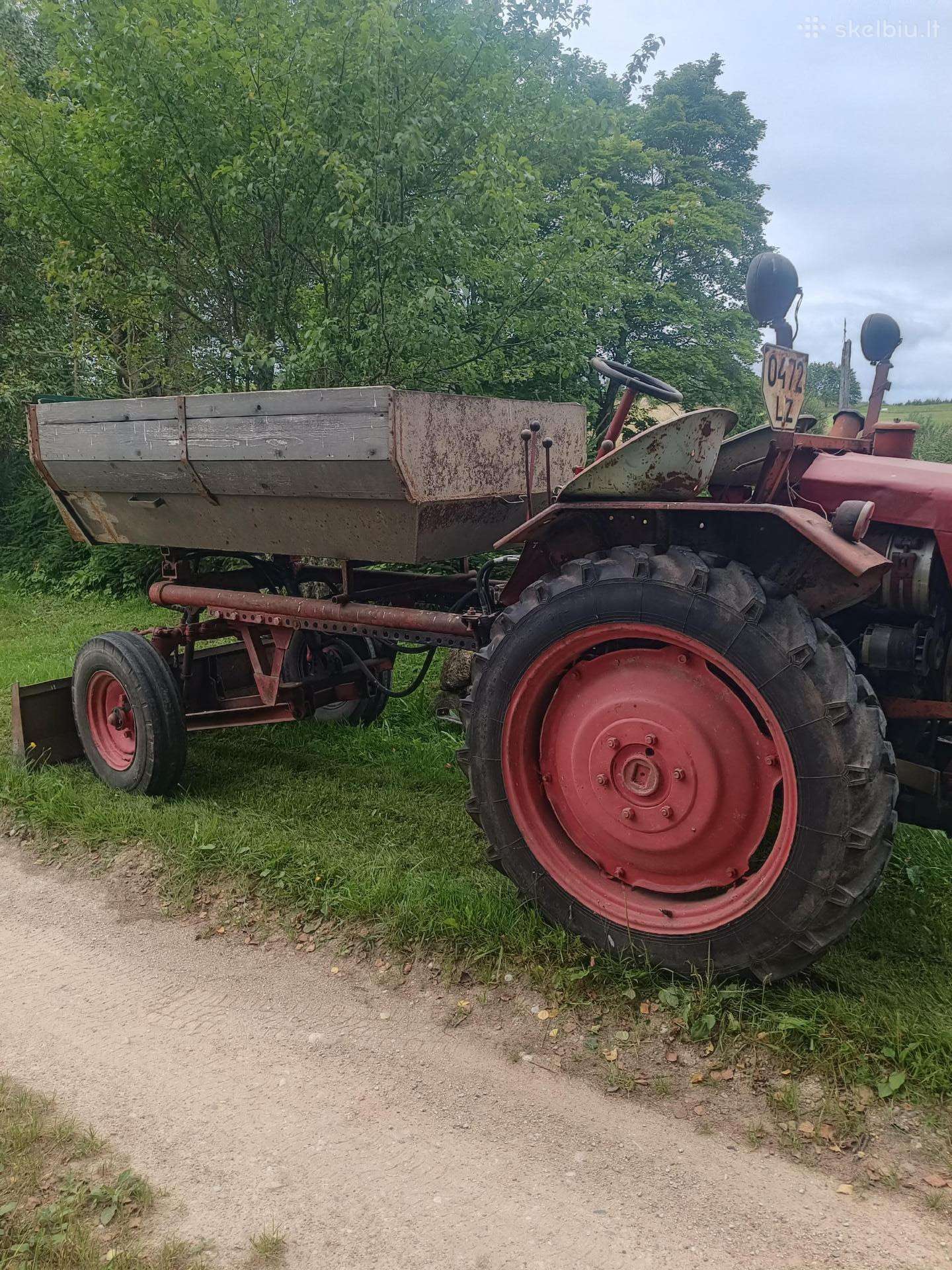 T16m su dokumentais, kardanu gale, peiliu.