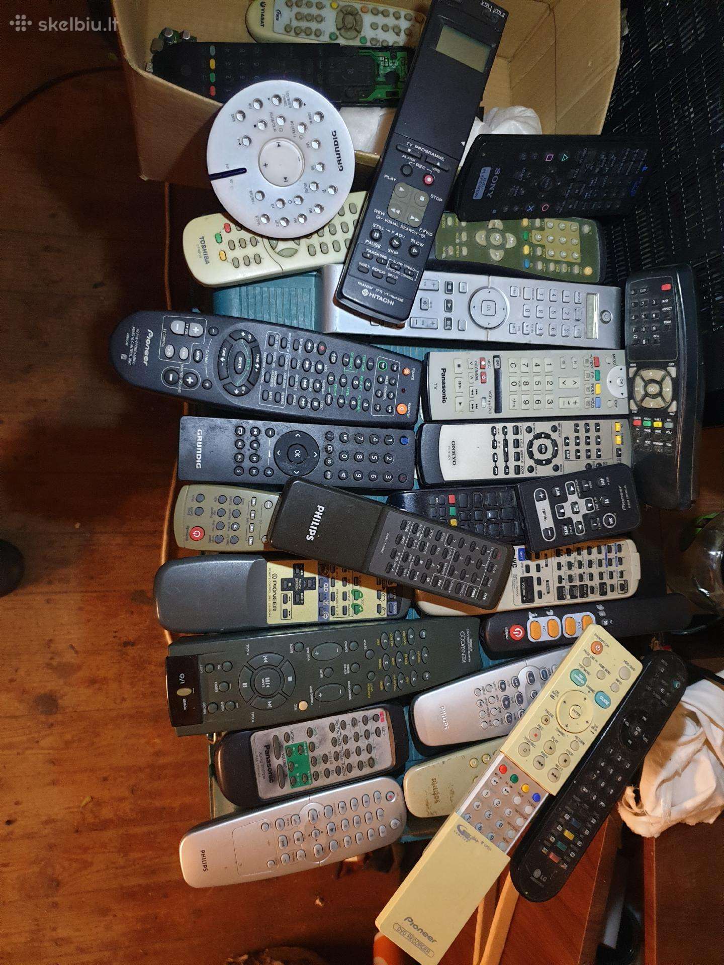 Audio, dvd, vhs ir TV pultai