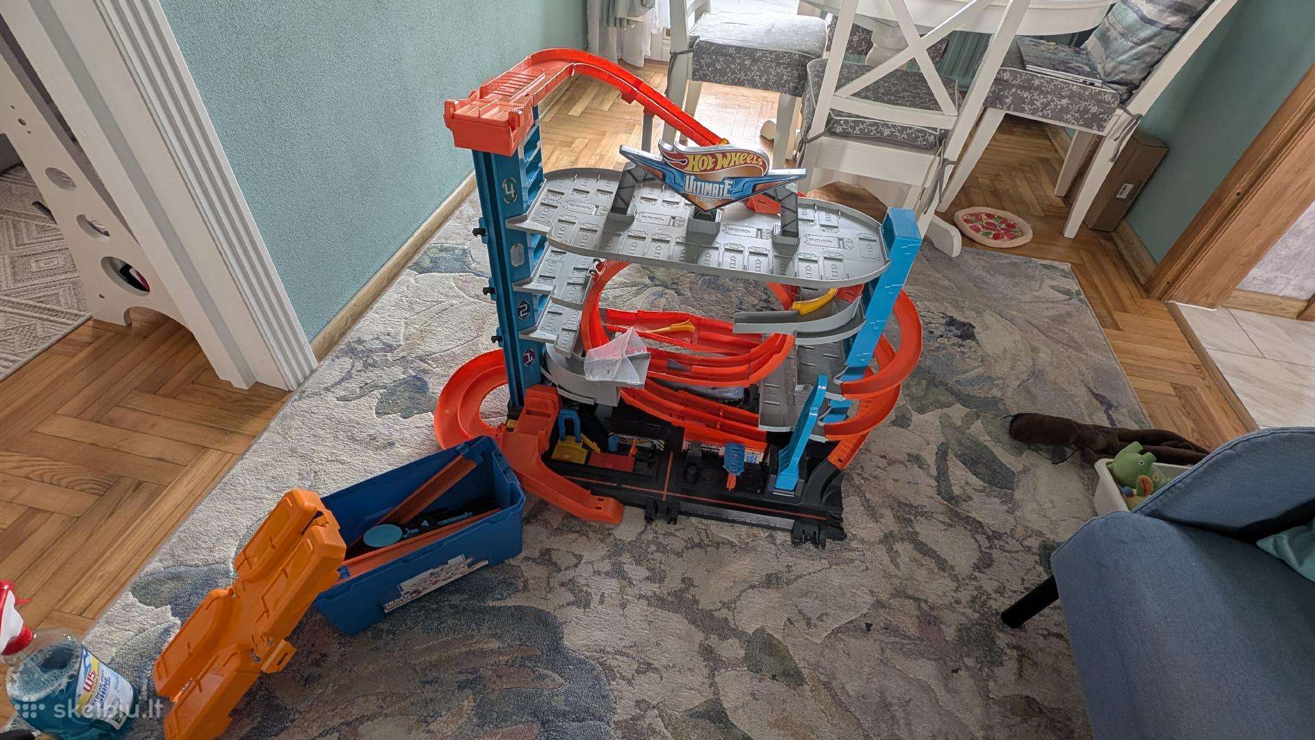 Hot Wheels garažas. Veikiantis