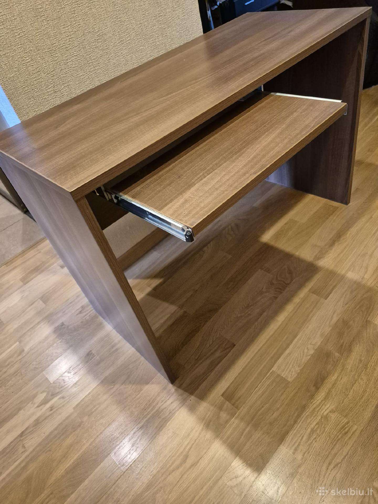 Rašomasis stalas su priedais