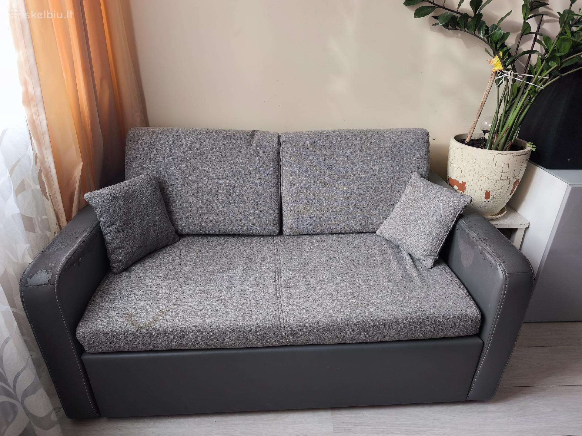 Dovanojamas dvivietis fotelis su miegama funkcija