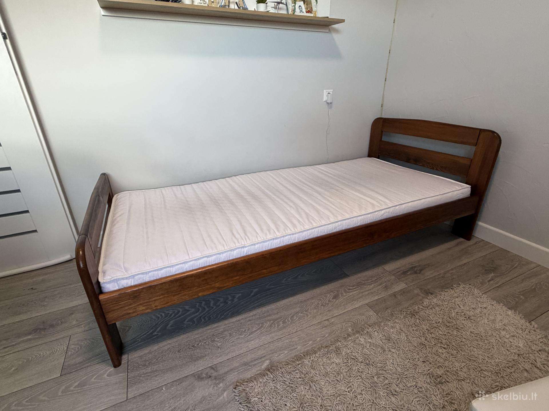Viengulė medžio masyvo lova su čiužiniu