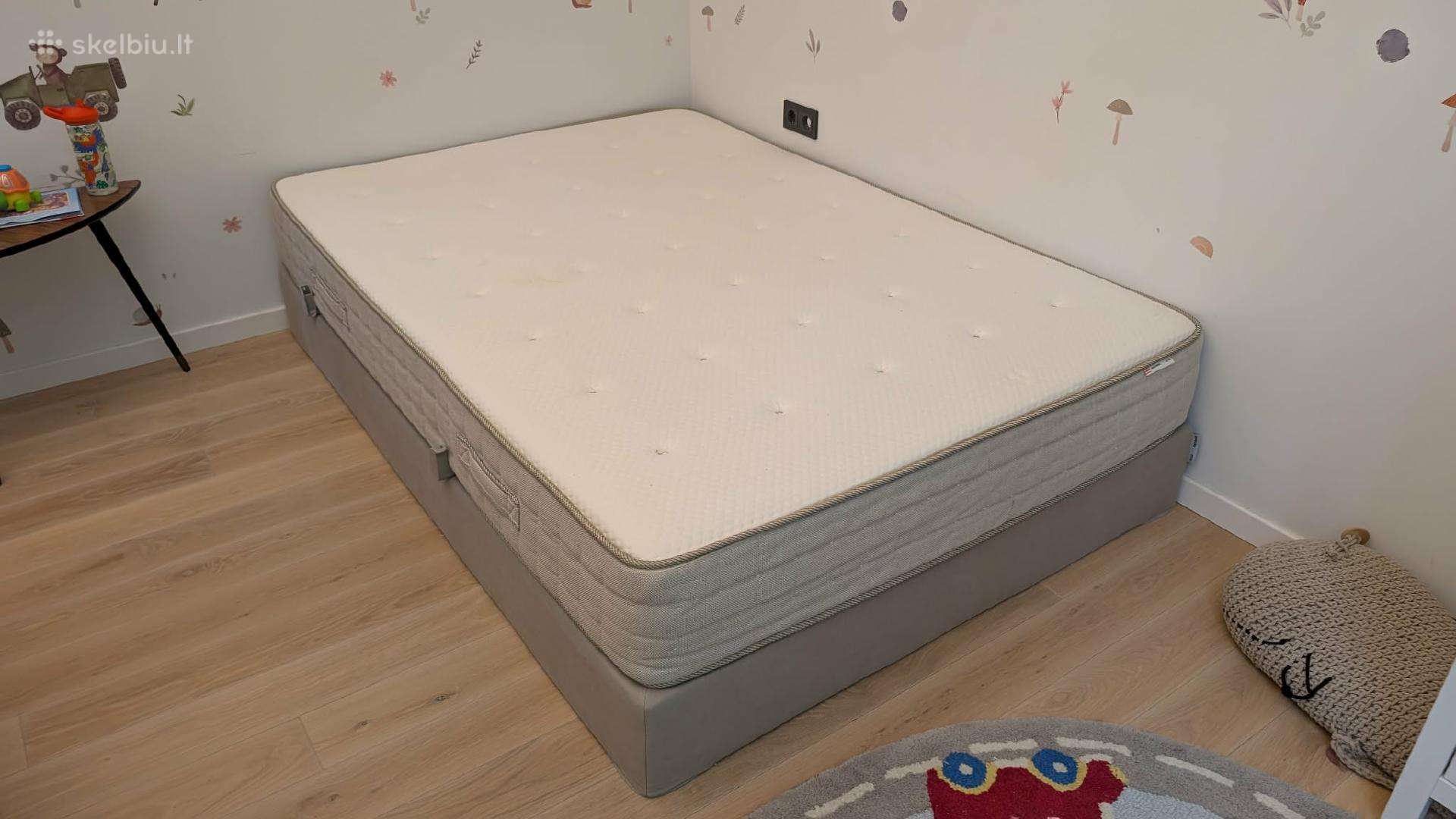 Parduodama lova su čiužiniu 140x200