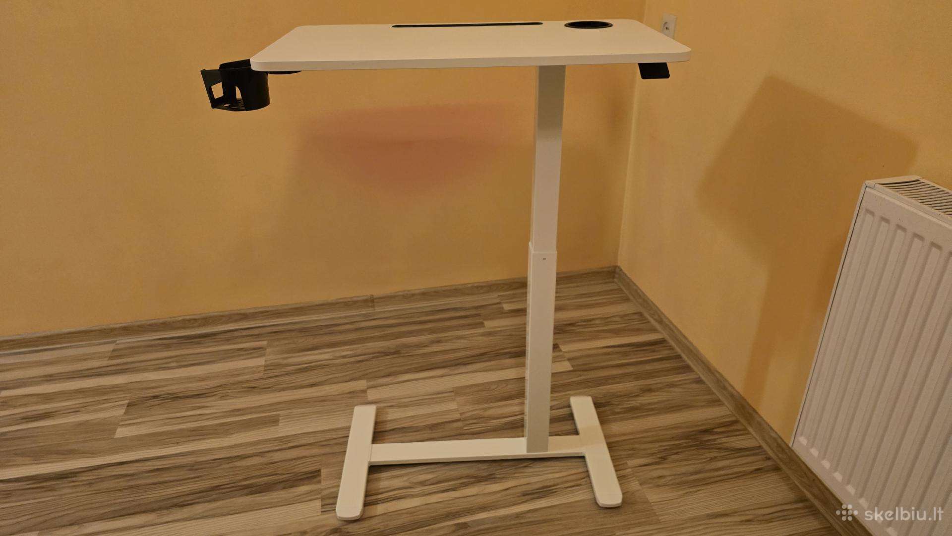 Reguliuojamo aukščio staliukas kompiuteriu