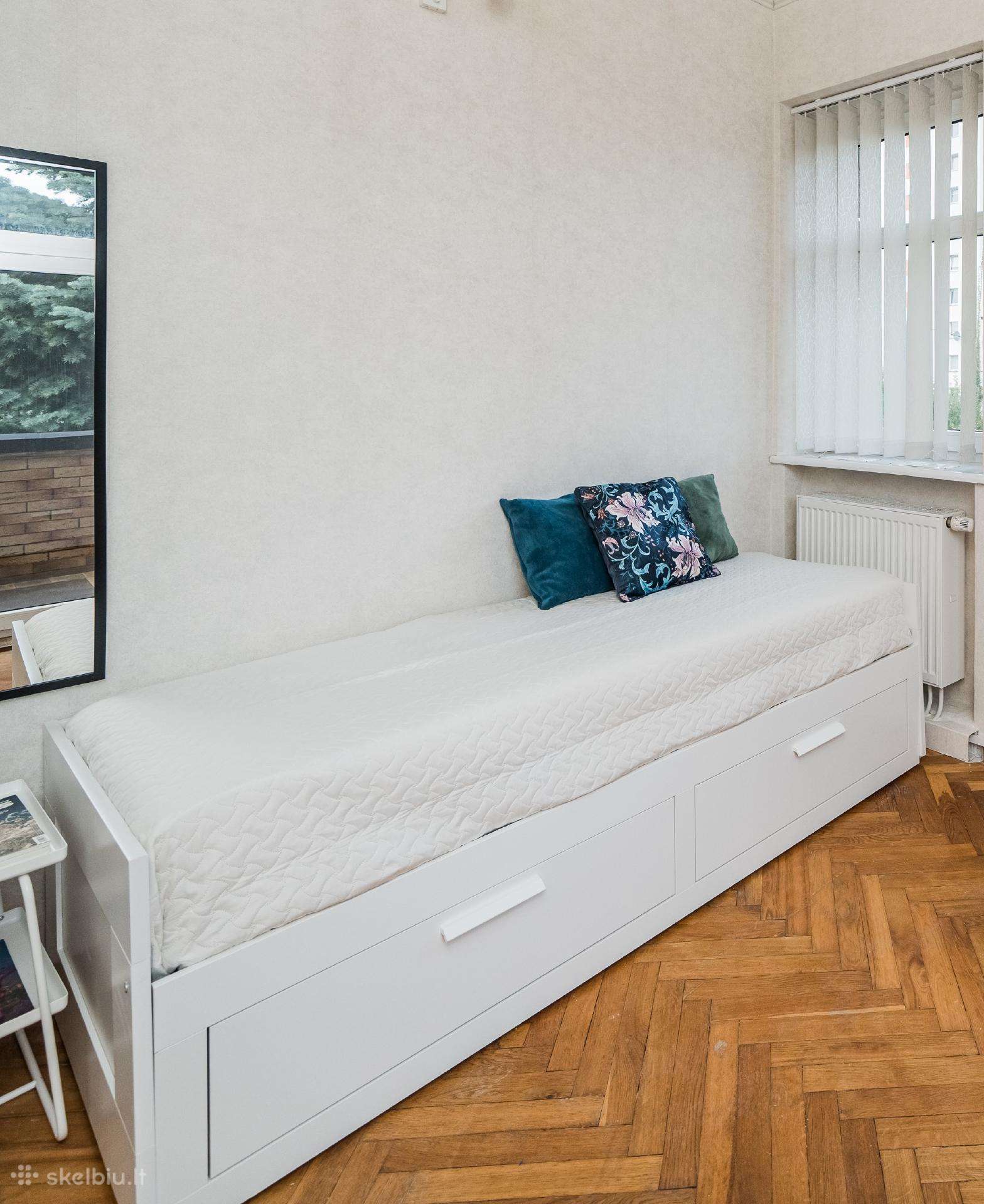 Brimnes Ikea, Kušetės rėmas su 2 stalčiais.