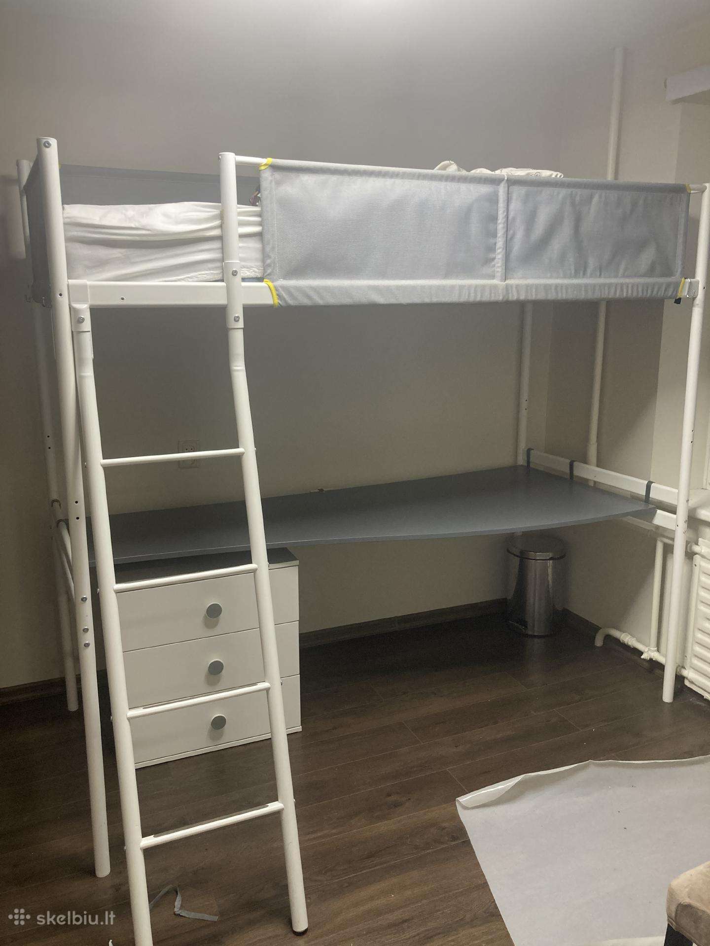 Aukšta Ikea lova su čiužiniu ir stalviršiu